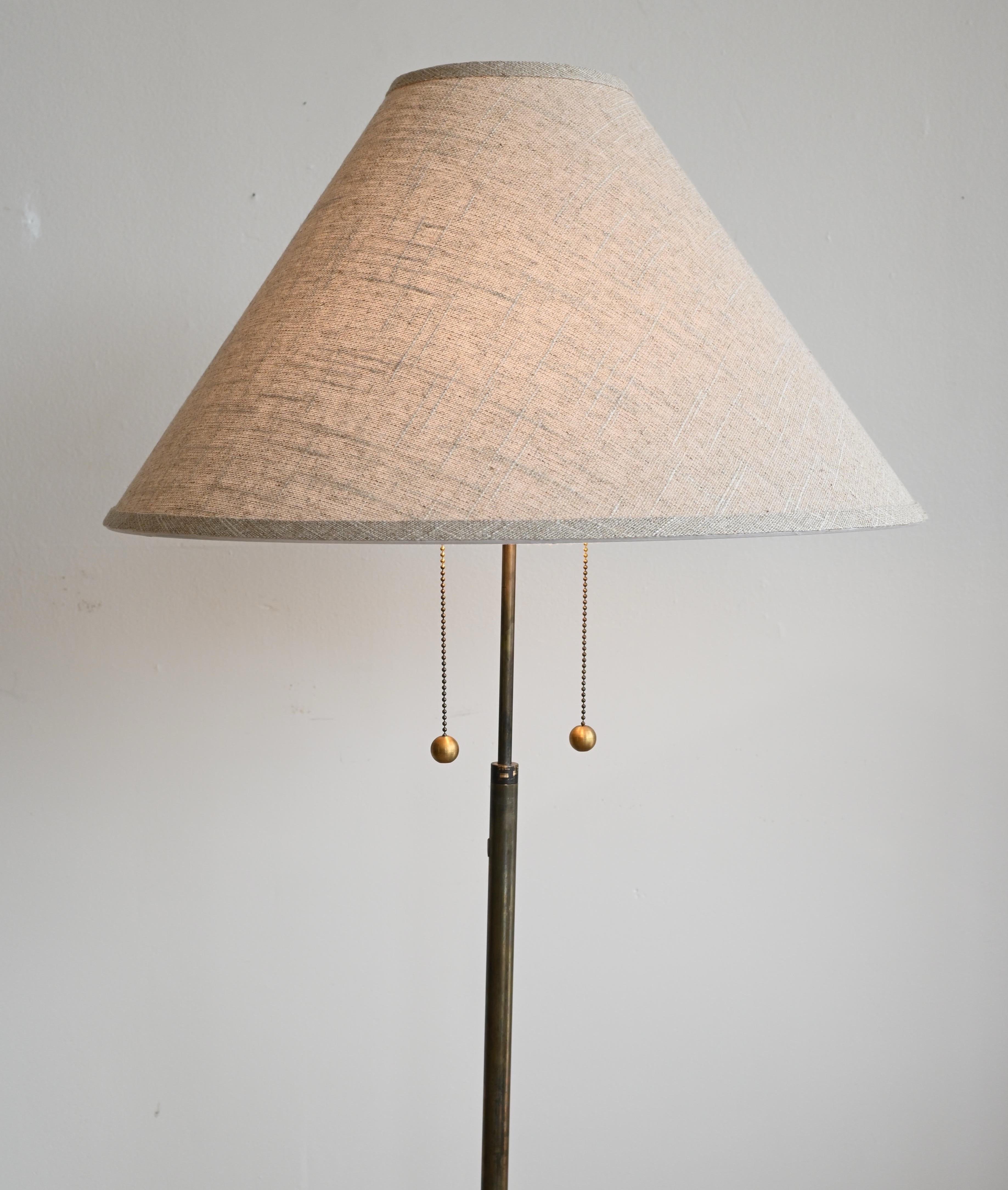 Art déco Lampadaire en laiton et abat-jour en lin en vente