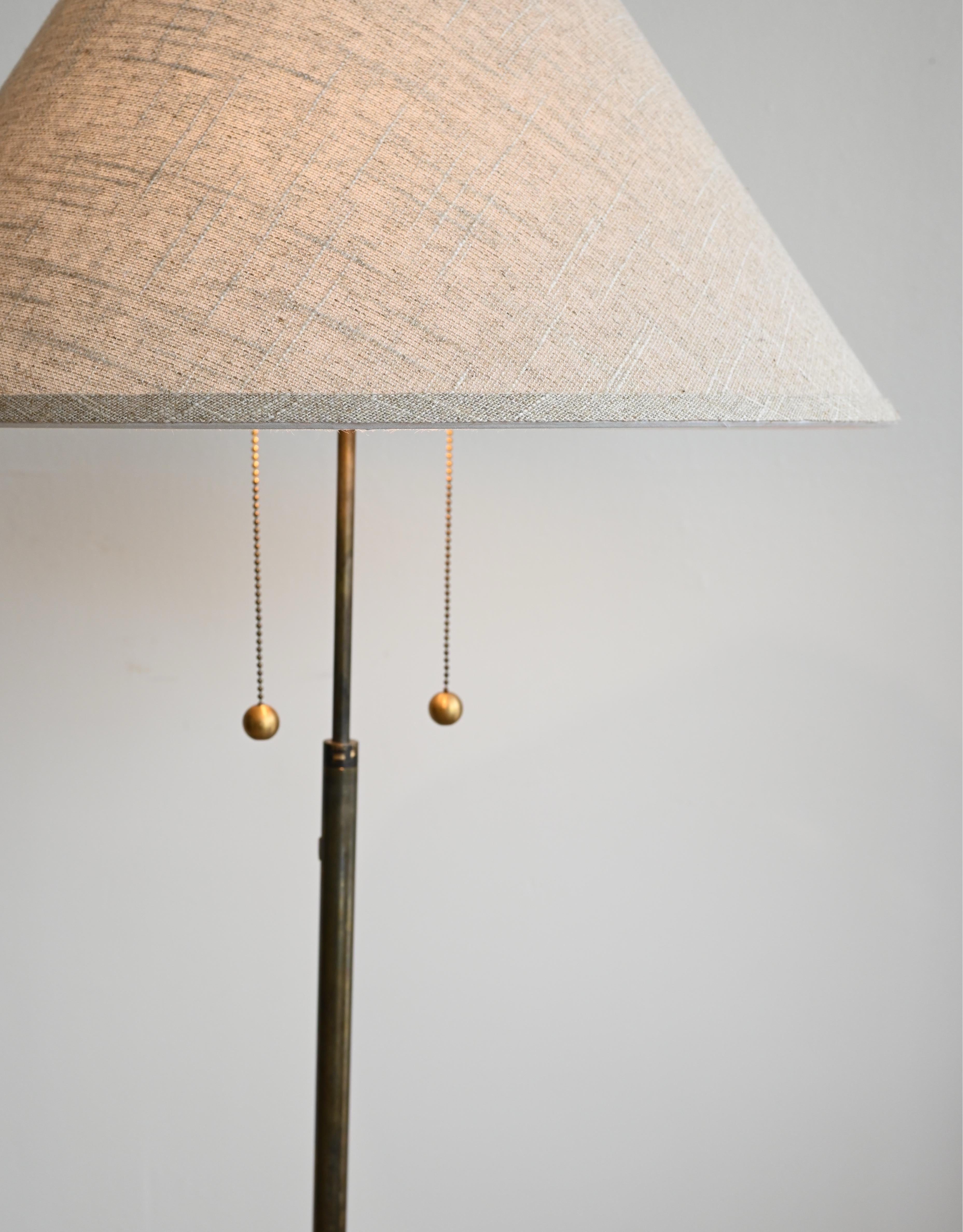 Lampadaire en laiton et abat-jour en lin Bon état - En vente à Hudson, NY