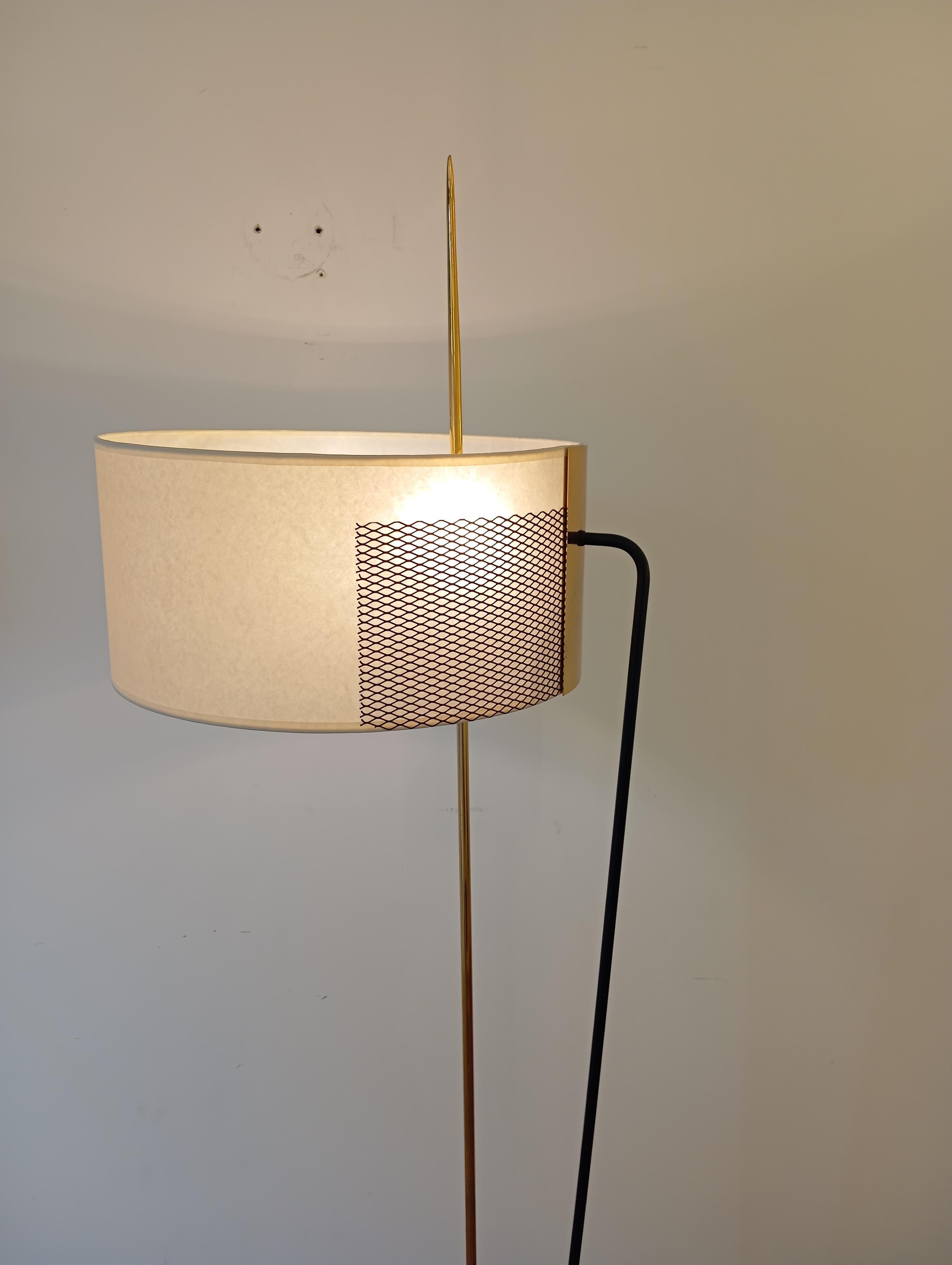 Lámpara de pie de metal y latón,
Compuesto por una base trípode de hierro fundido, a la que se fija un brazo luminoso de latón y metal lacado en negro.
Acabado con una pantalla cilíndrica.
Obra francesa de Maison Arlus hacia 1950.
Perfecto estado.   