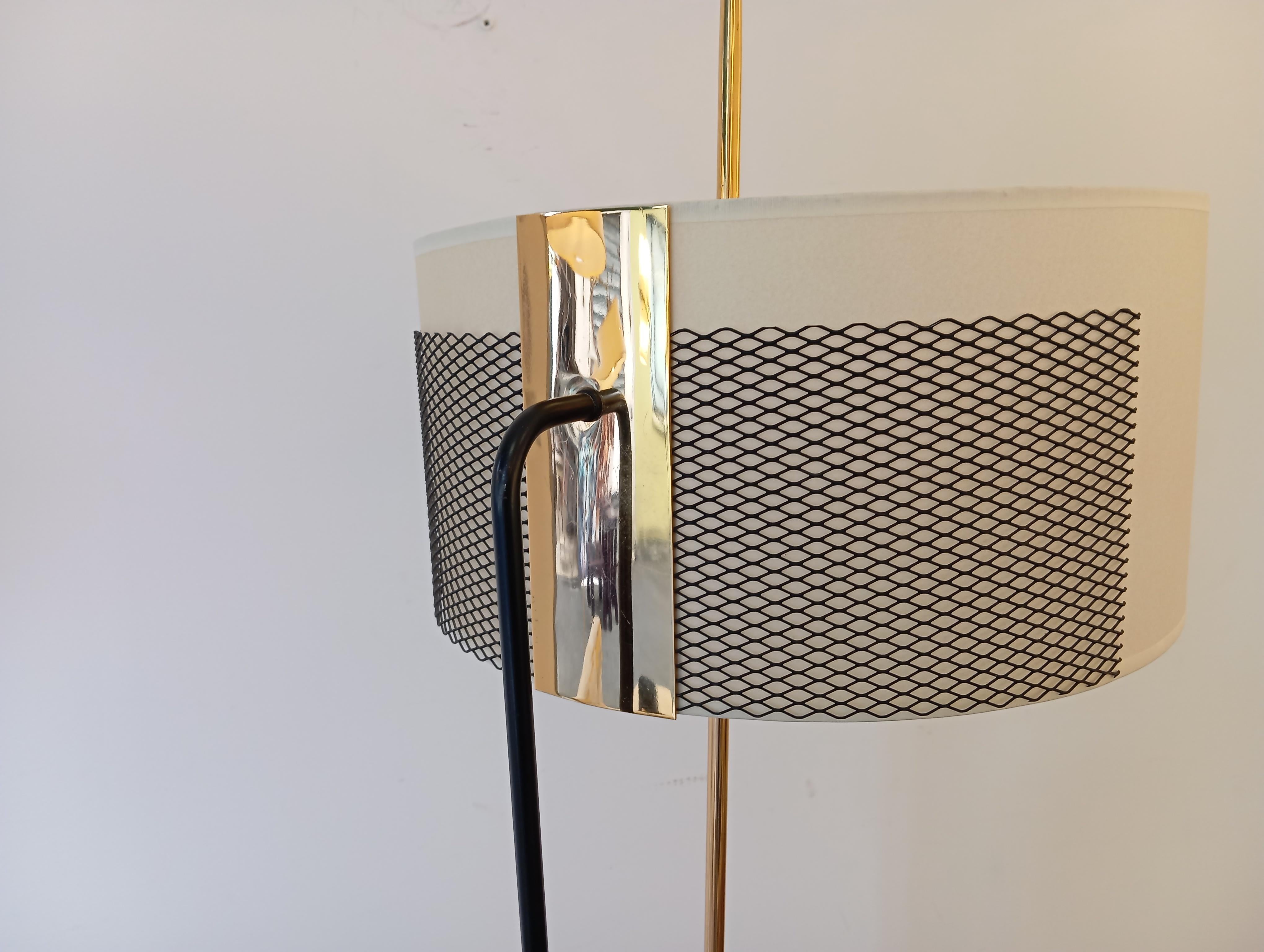 Lámpara de pie de latón, Maison Arlus circa 1950 Francés en venta