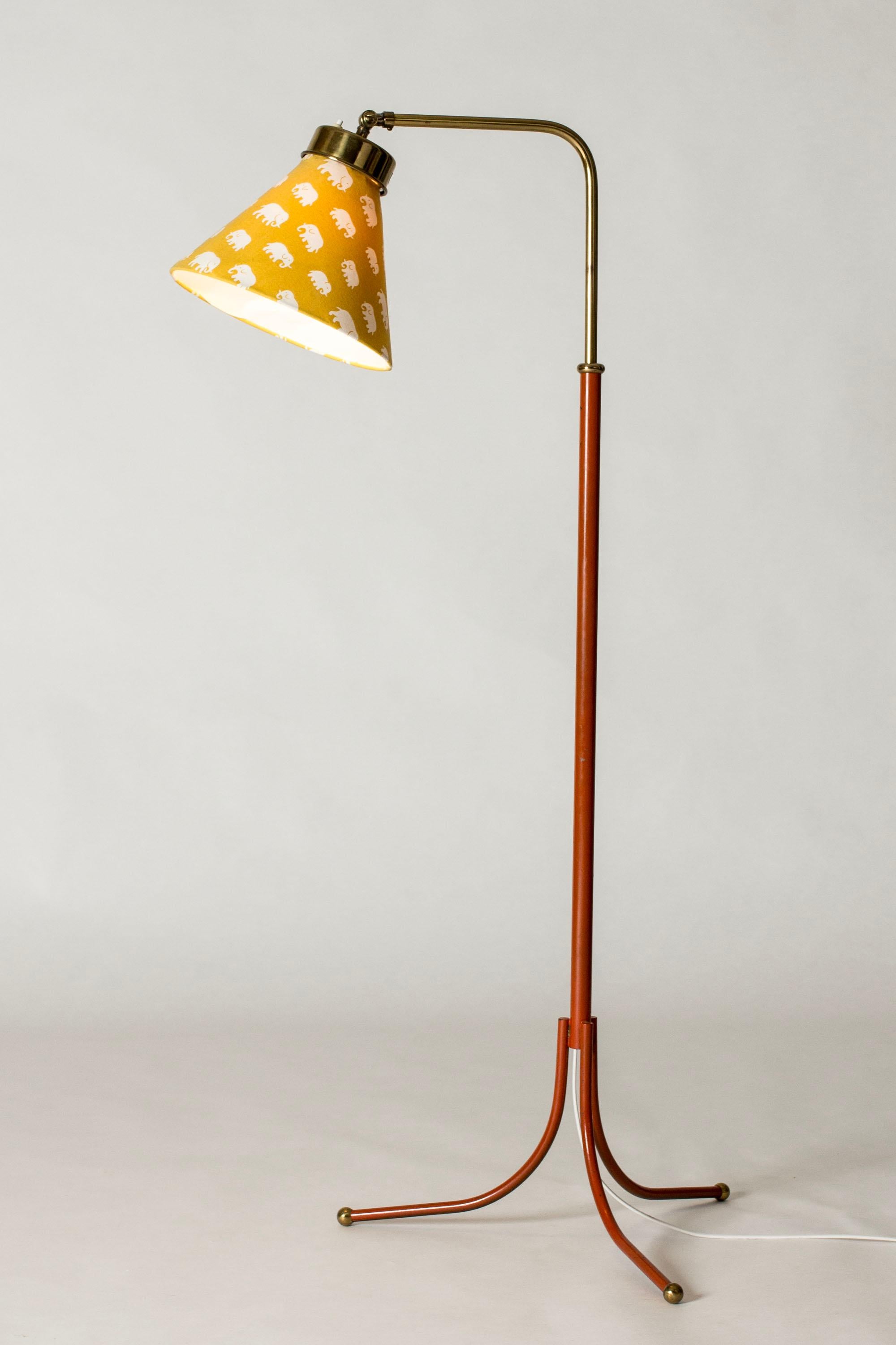Lampadaire en laiton avec tige rouge rouille de Josef Frank, modèle 1842. Conçue en 1932. Forme élancée avec une base tripode joliment incurvée, avec des boules en laiton aux extrémités.

L'abat-jour original avec le motif éléphant est disponible,