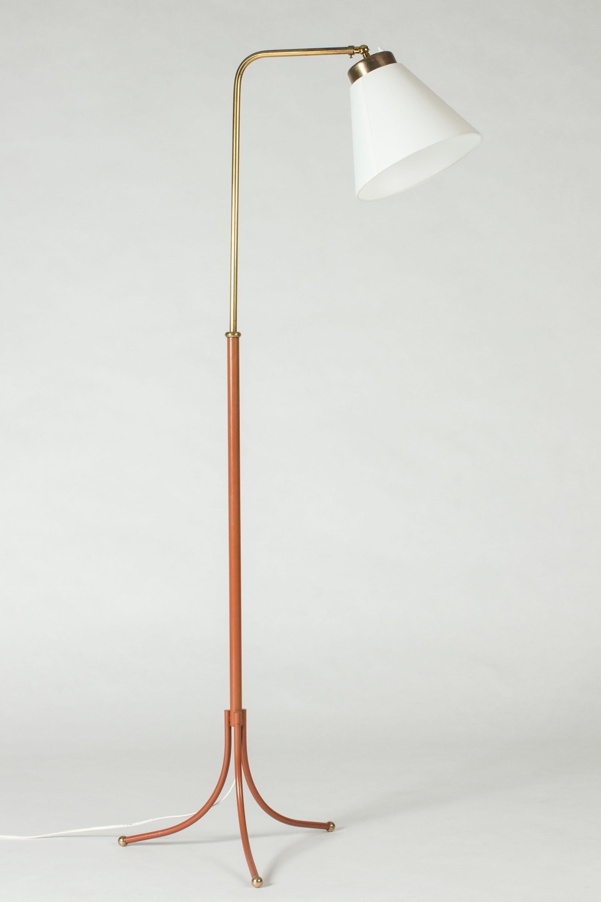 Early edition brass floor lamp with cinnamon stem by Josef Frank, model 1842. Designed in 1932. Slender form with nicely curved tripod base, with brass balls at the ends.

Height 100-144 cm.

About Josef Frank: 
Josef Frank was an Austrian-born