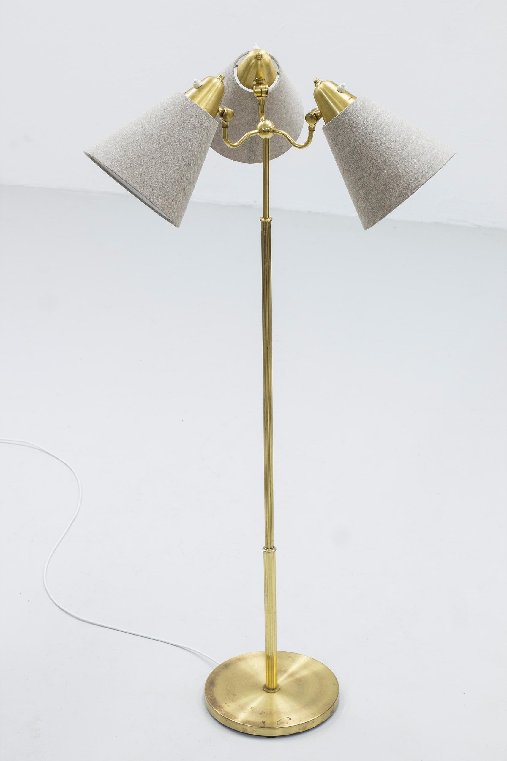 Swedish Brass Floor Lamp Model 324 by Armaturhantverk, Göteborg, Sweden, 1940s For Sale