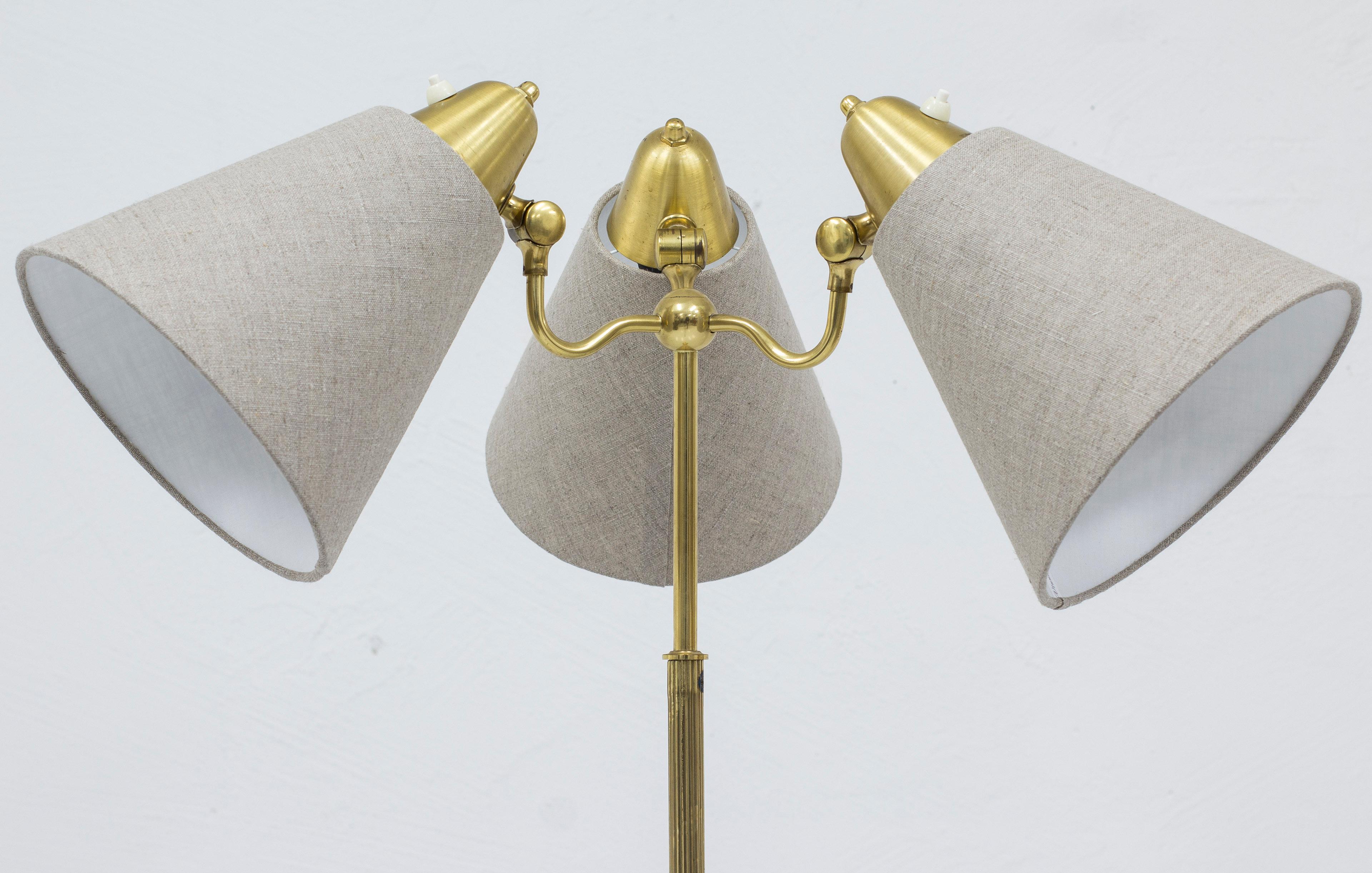 Brass Floor Lamp Model 324 by Armaturhantverk, Göteborg, Sweden, 1940s In Good Condition For Sale In Hägersten, SE