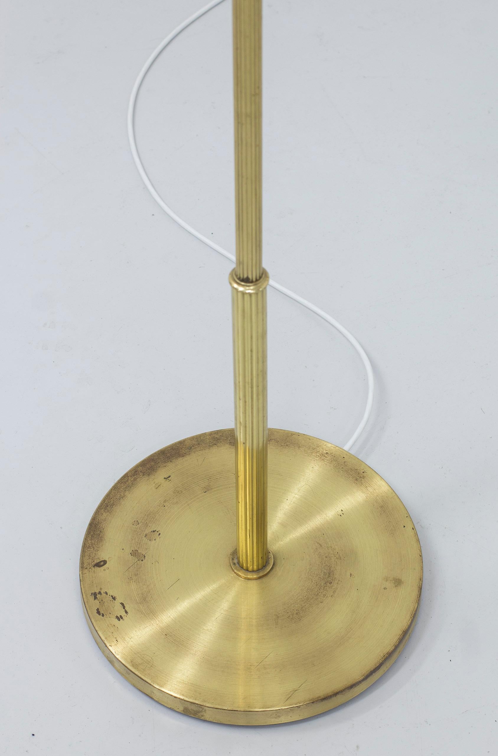 Brass Floor Lamp Model 324 by Armaturhantverk, Göteborg, Sweden, 1940s For Sale 2