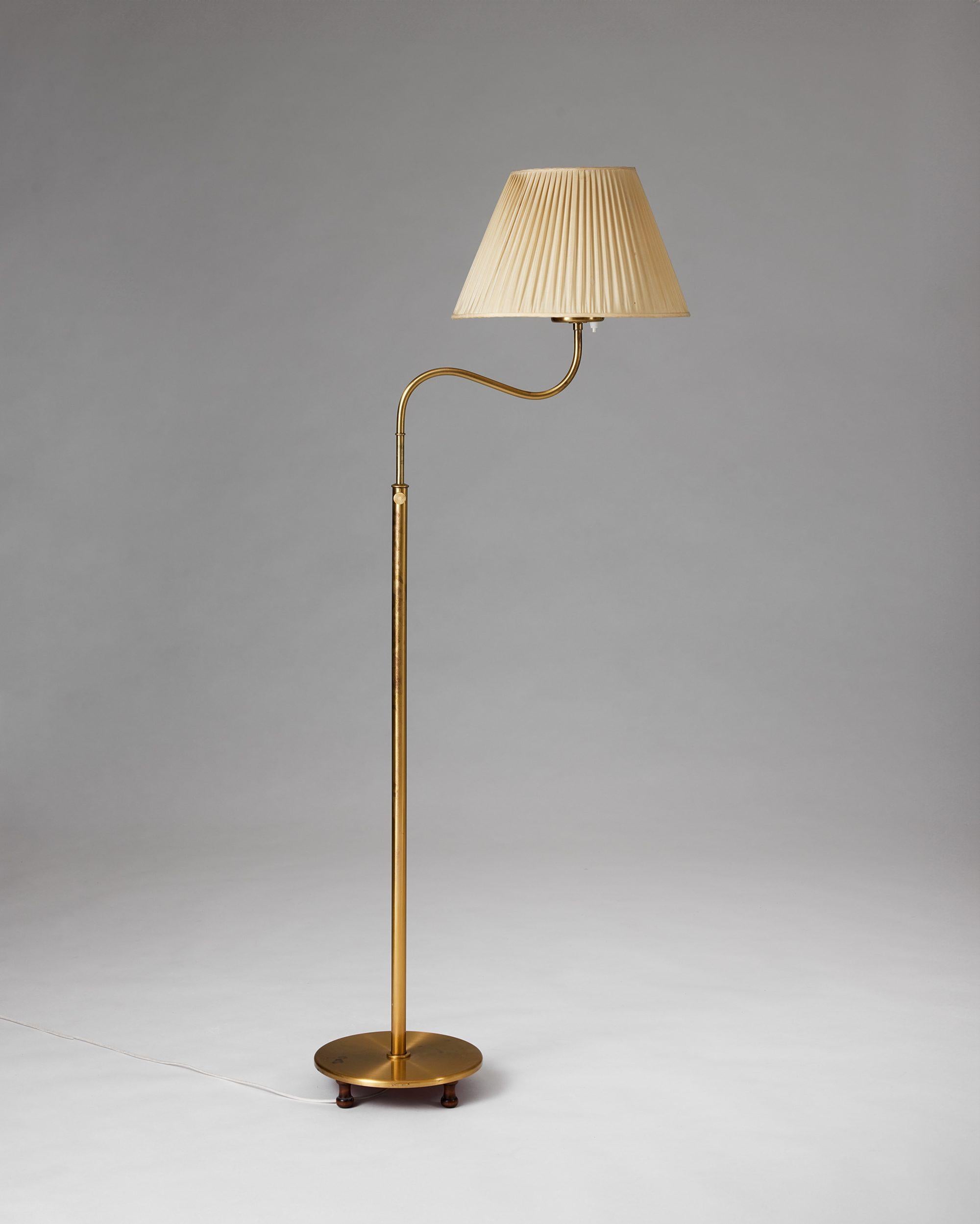 Floor lamp ‘Small Camel’ model 2568 designed by Josef Frank for Svenskt Tenn,
Sweden, 1939.

Brass, enamelled steel and mahogany.

Josef Frank was a true European, he was also a pioneer of what would become classic 20th century Swedish design and