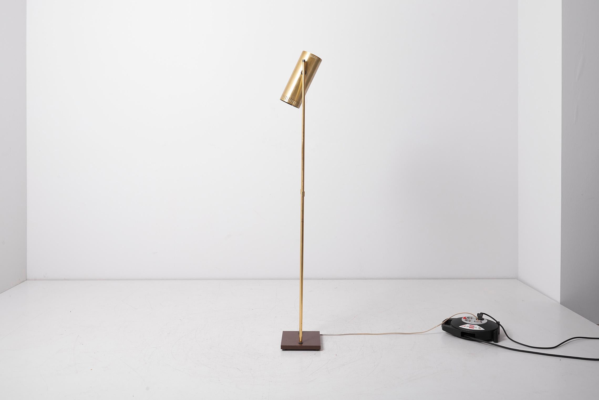 Scandinavian Modern floor lamp named 'Trombone' with adjustable lamp shade.
Designed in 1960s by Jo Hammerborg and manufactured by Fog & Mørup in Denmark.
This is the rarer version made of brass in good vintage condition (newly rewired).
   

1