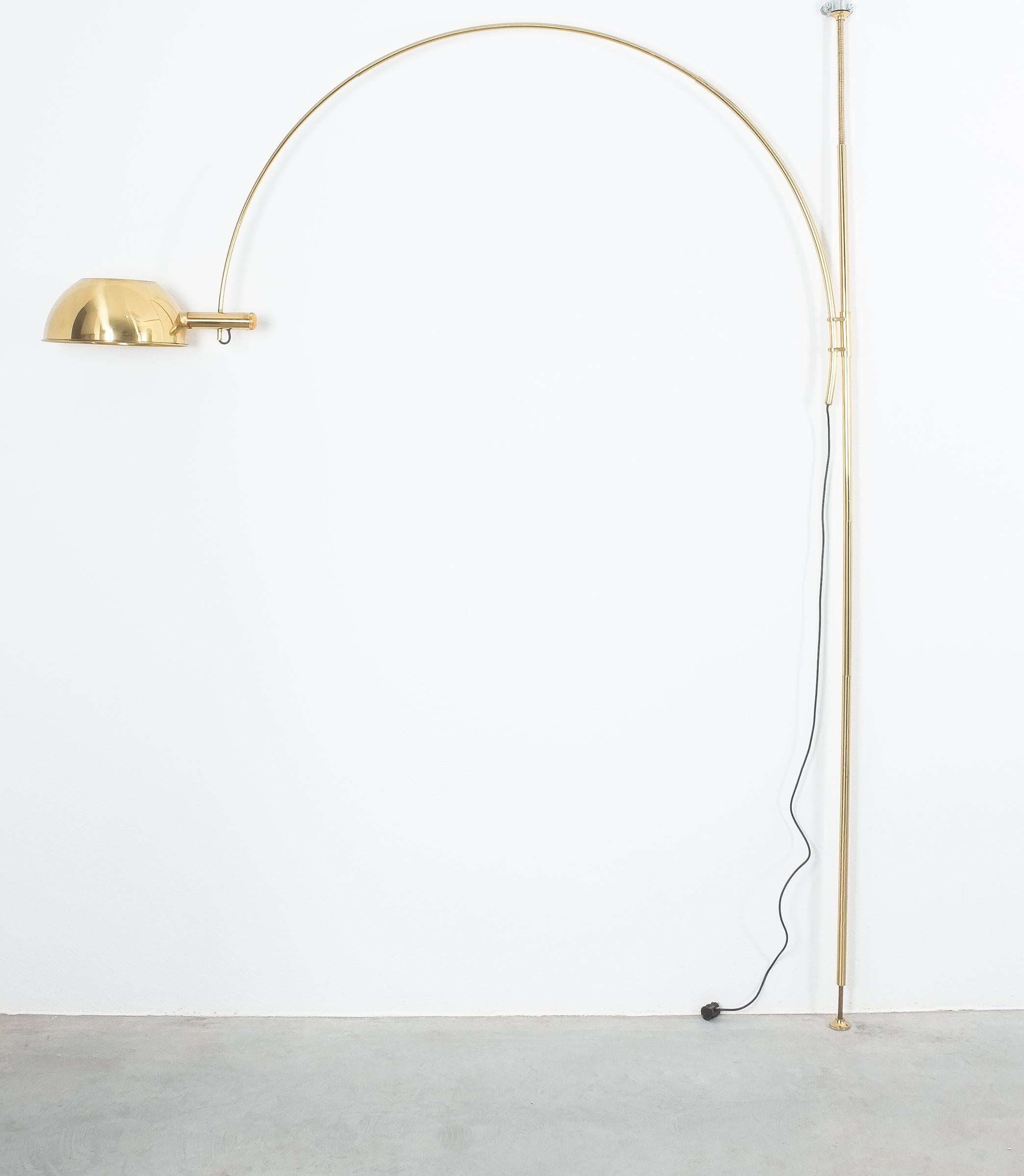 Giant floor lamp by Florian Schulz, Germany, 1970. This lamp is adjustable and can be pivoted in multiple positions, it is being designed for easily being clamped between ground and ceiling. It has an integrated brass switch at the back of the