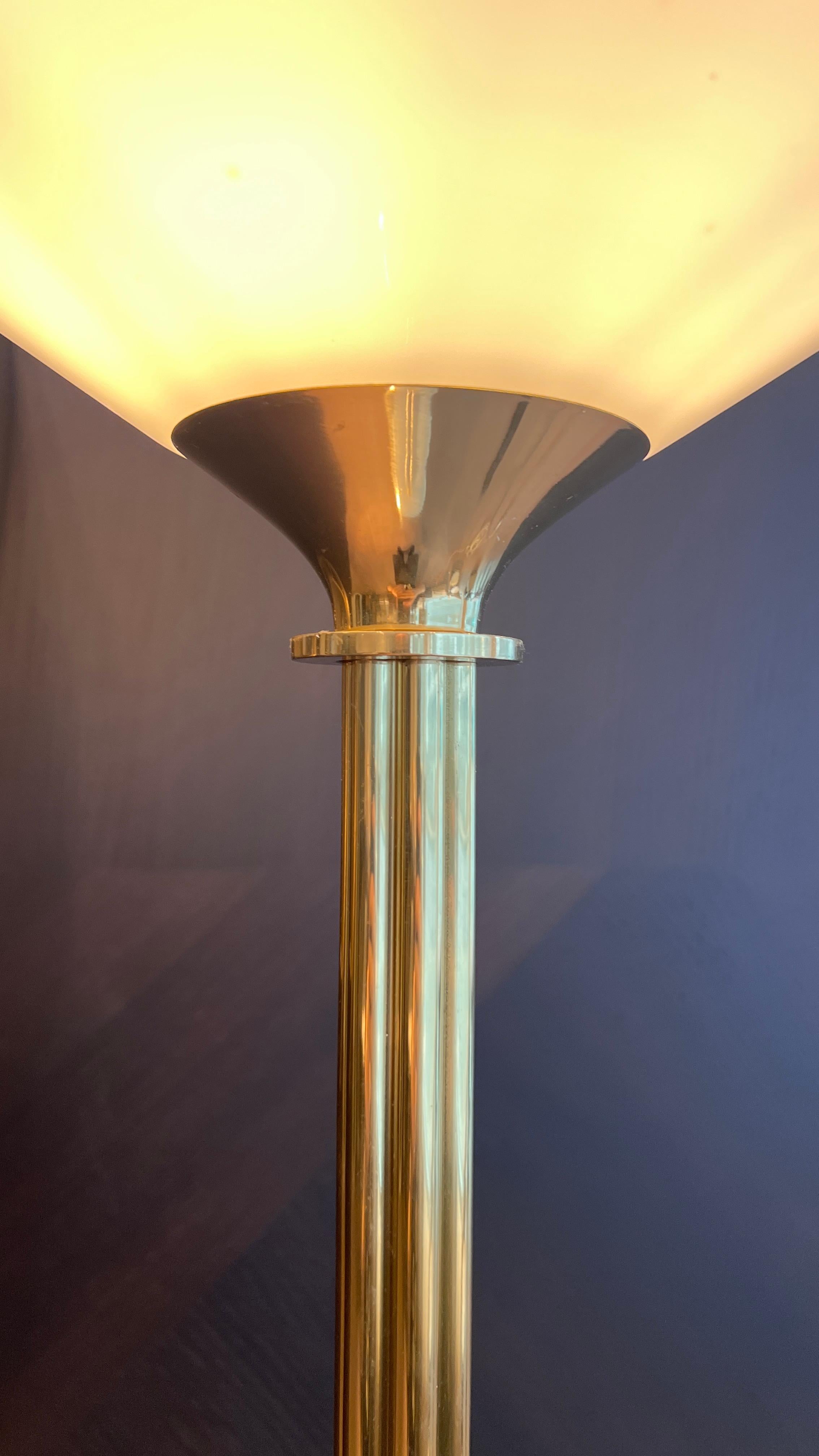 Ce lampadaire exquis en laiton est une déclaration de sophistication et d'élégance intemporelle. Fabriqué avec un corps en laiton élégant et de haute qualité, il exsude un raffinement moderne tout en s'intégrant parfaitement aux éléments de design