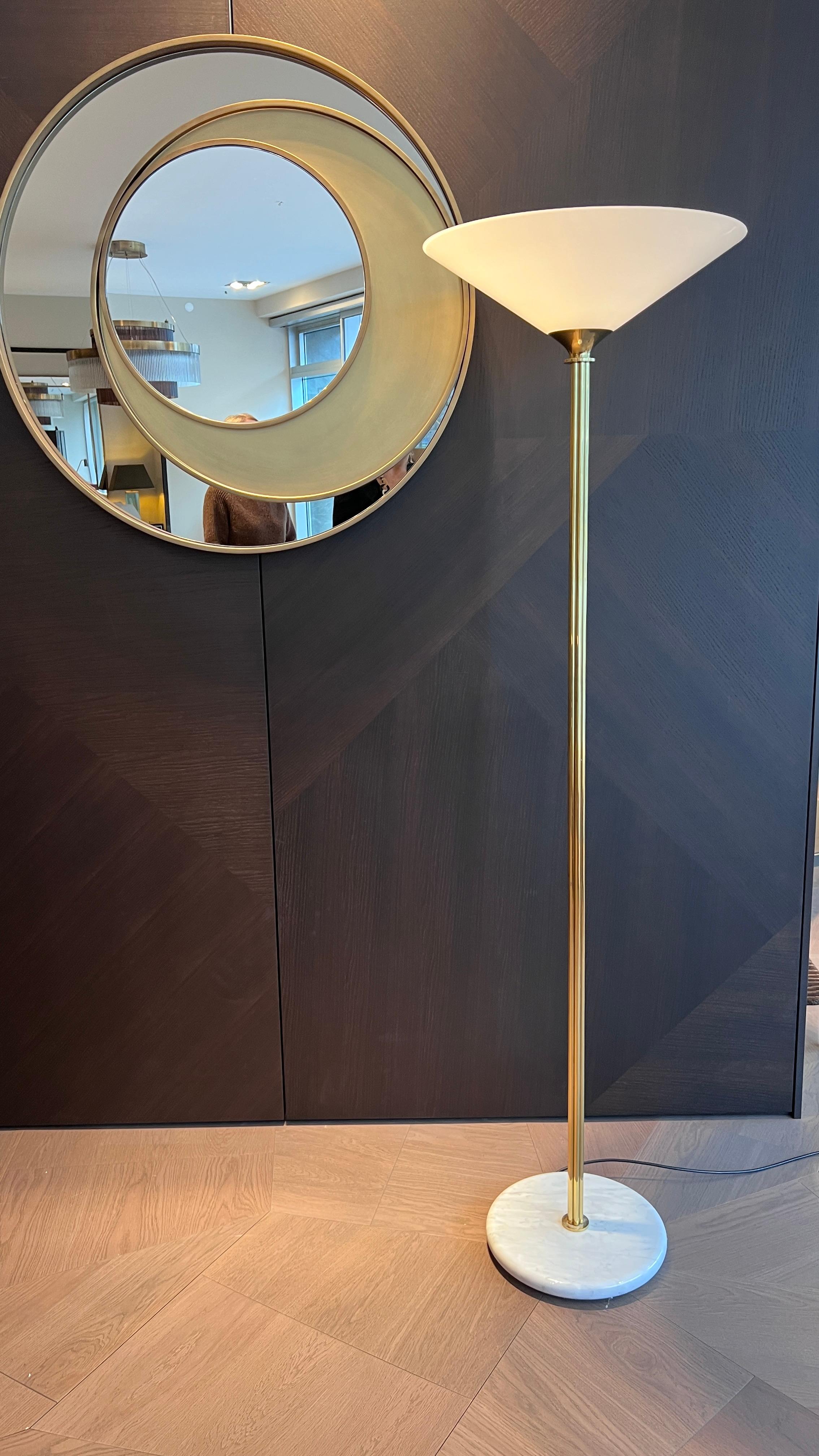 Mid-Century Modern Lampadaire en laiton avec abat-jour en verre en vente