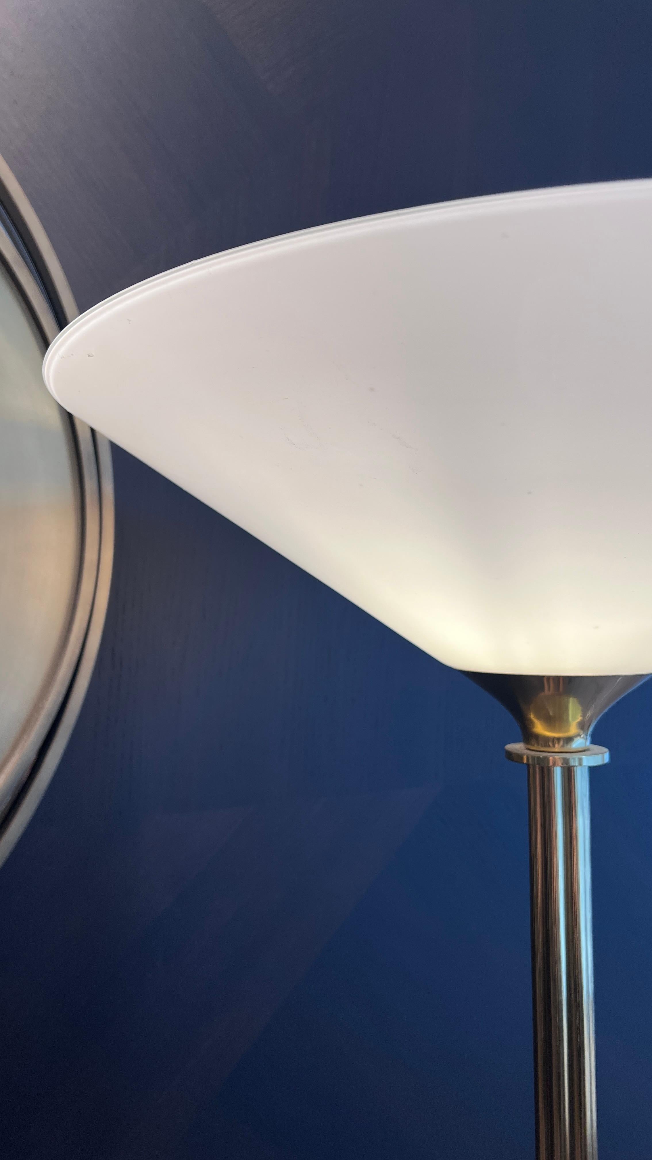 italien Lampadaire en laiton avec abat-jour en verre en vente