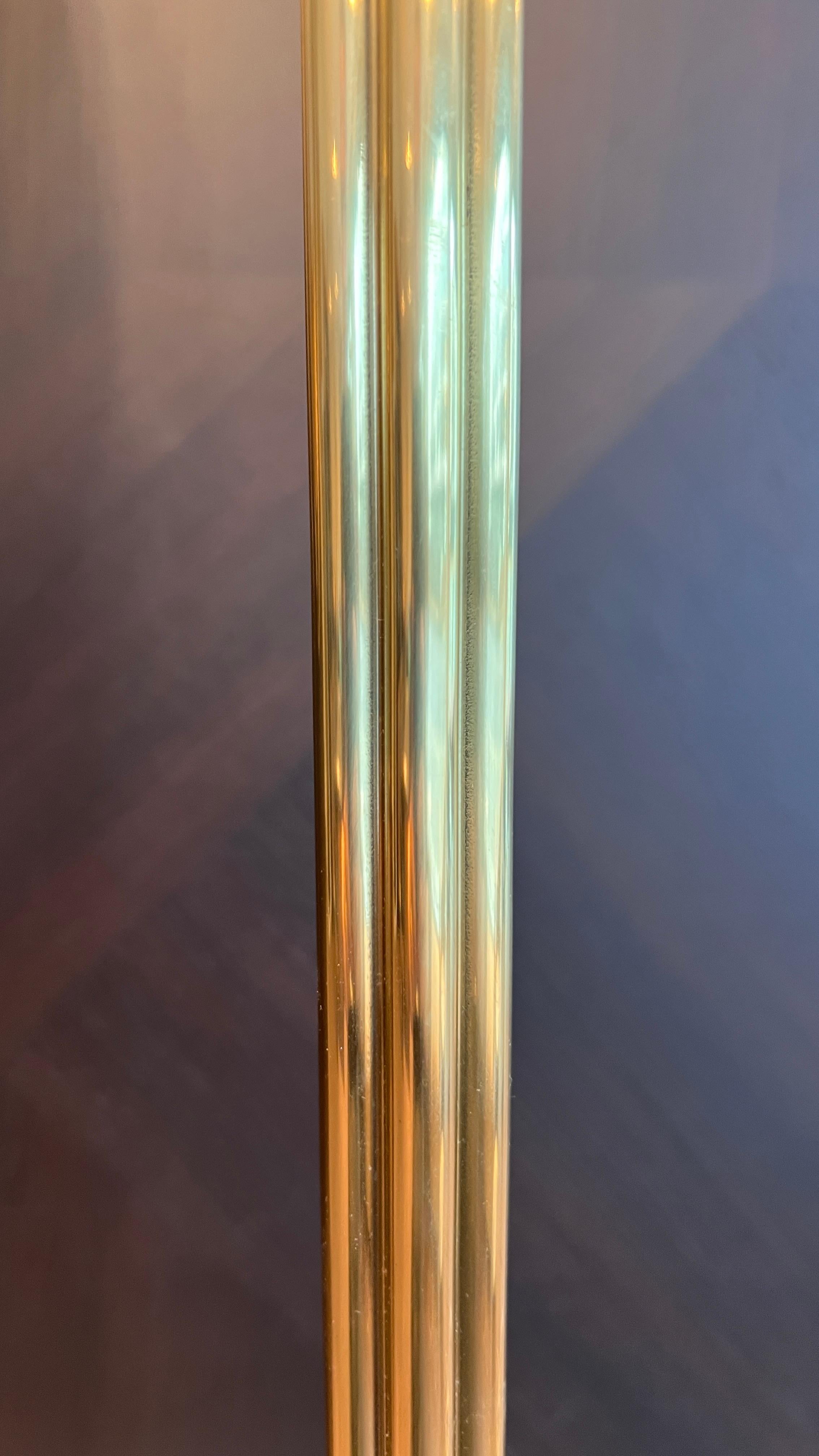 20ième siècle Lampadaire en laiton avec abat-jour en verre en vente