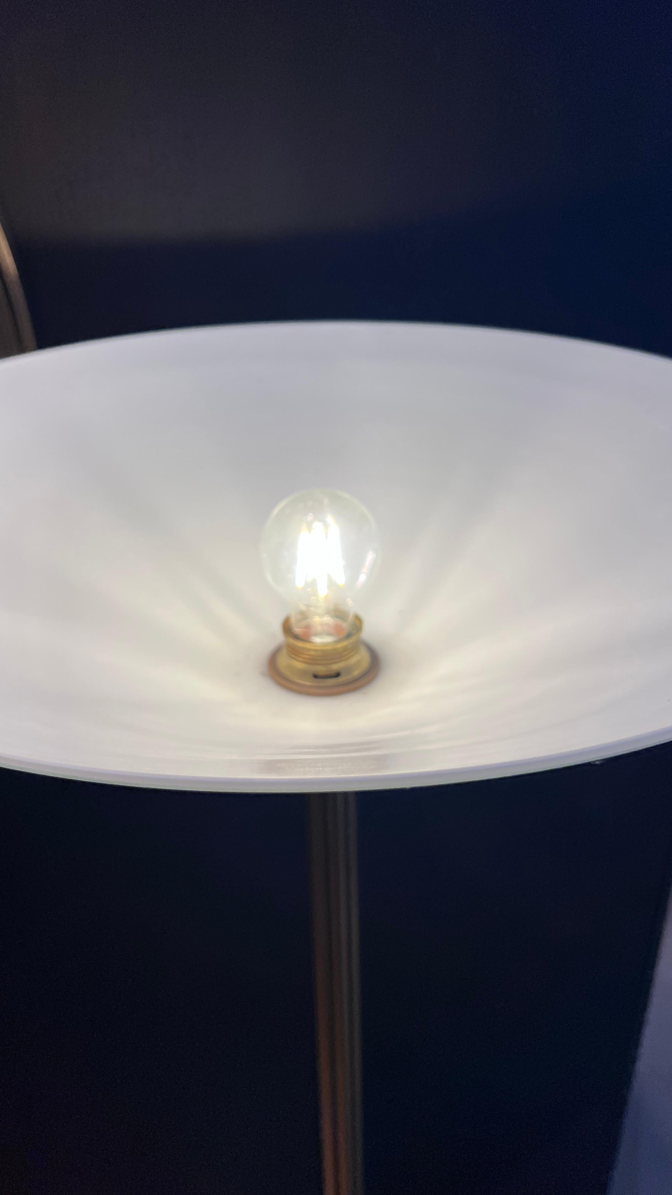 Lampadaire en laiton avec abat-jour en verre en vente 1