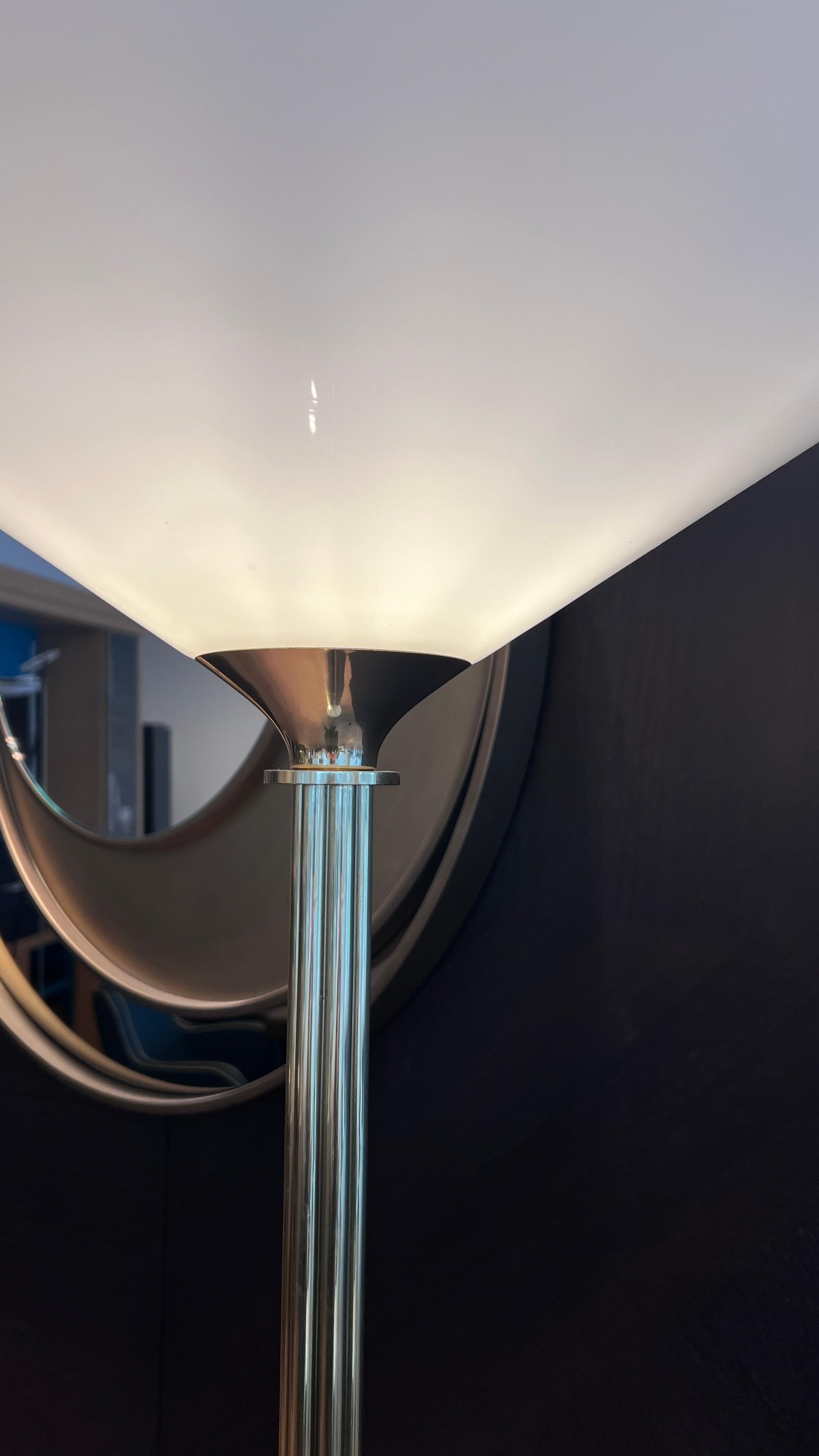 Lampadaire en laiton avec abat-jour en verre en vente 2