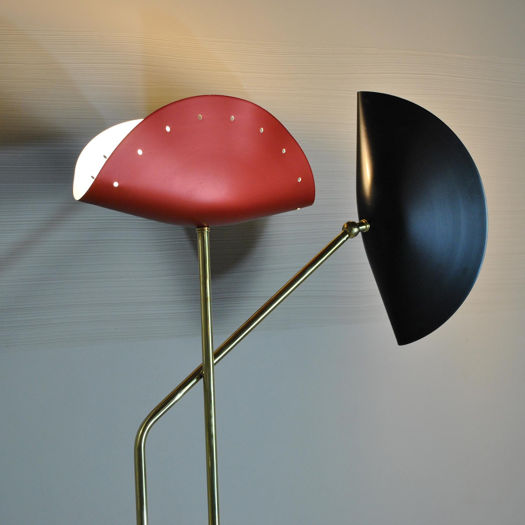 Stehlampe aus Messing mit Marmorsockel von Cellule Creative Studio (Moderne) im Angebot
