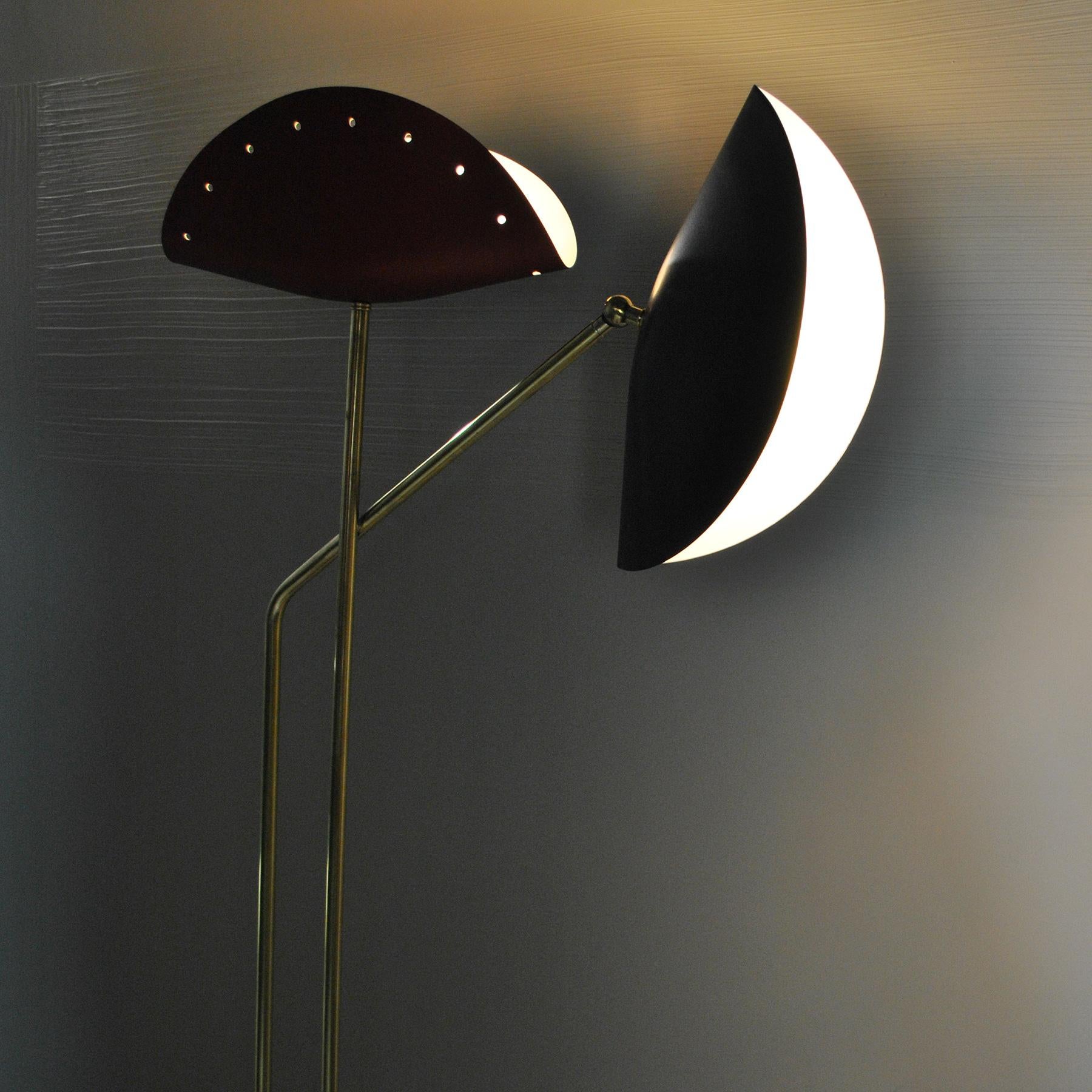 Stehlampe aus Messing mit Marmorsockel von Cellule Creative Studio (Italienisch) im Angebot