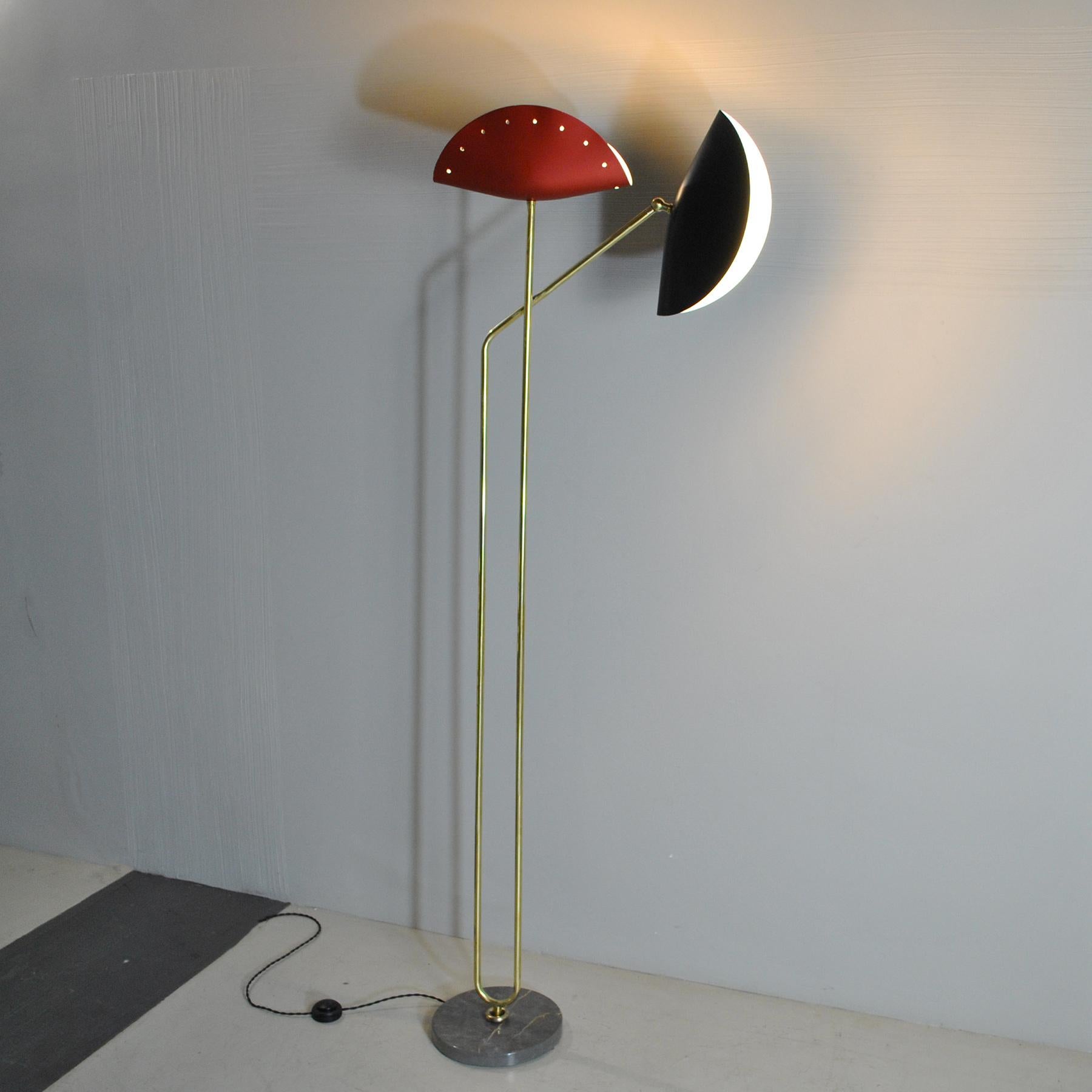 Stehlampe aus Messing mit Marmorsockel von Cellule Creative Studio im Zustand „Neu“ im Angebot in bari, IT