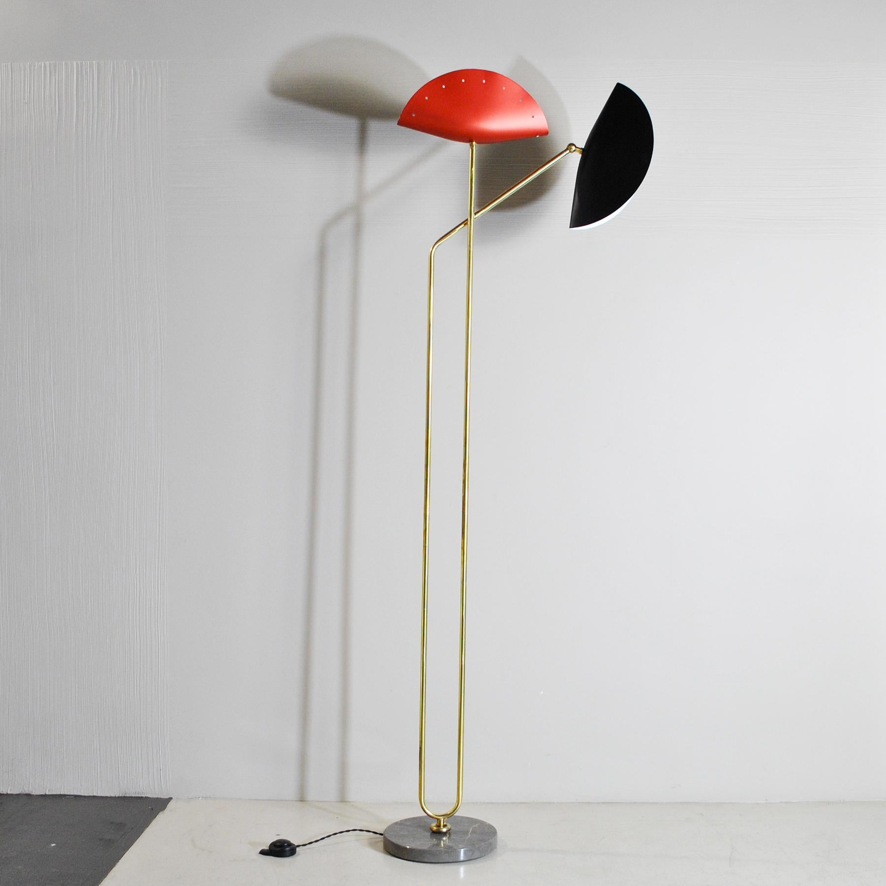 Stehlampe aus Messing mit Marmorsockel von Cellule Creative Studio (21. Jahrhundert und zeitgenössisch) im Angebot