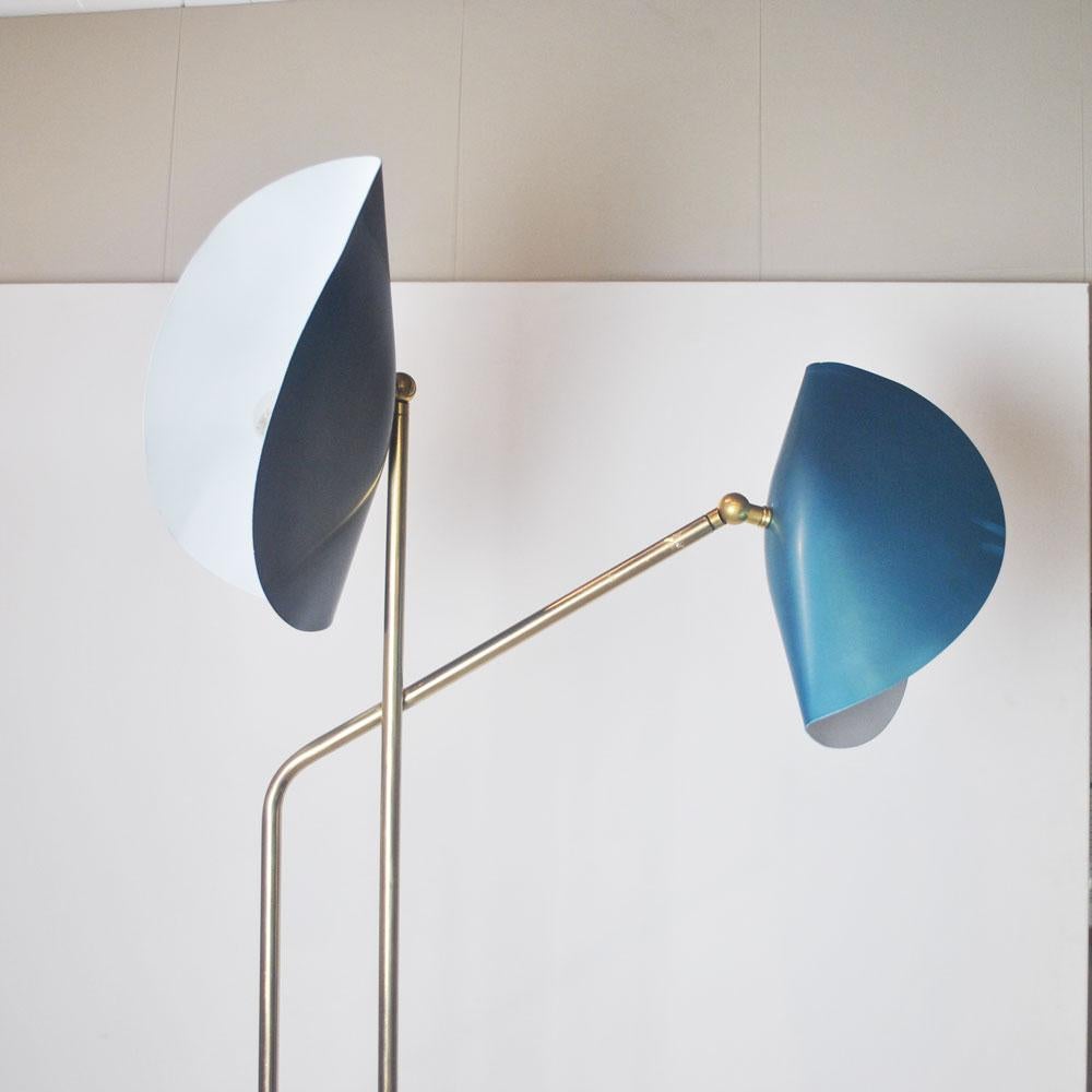 Stehlampe aus Messing mit Marmorsockel von Cellule Creative Studio (21. Jahrhundert und zeitgenössisch) im Angebot