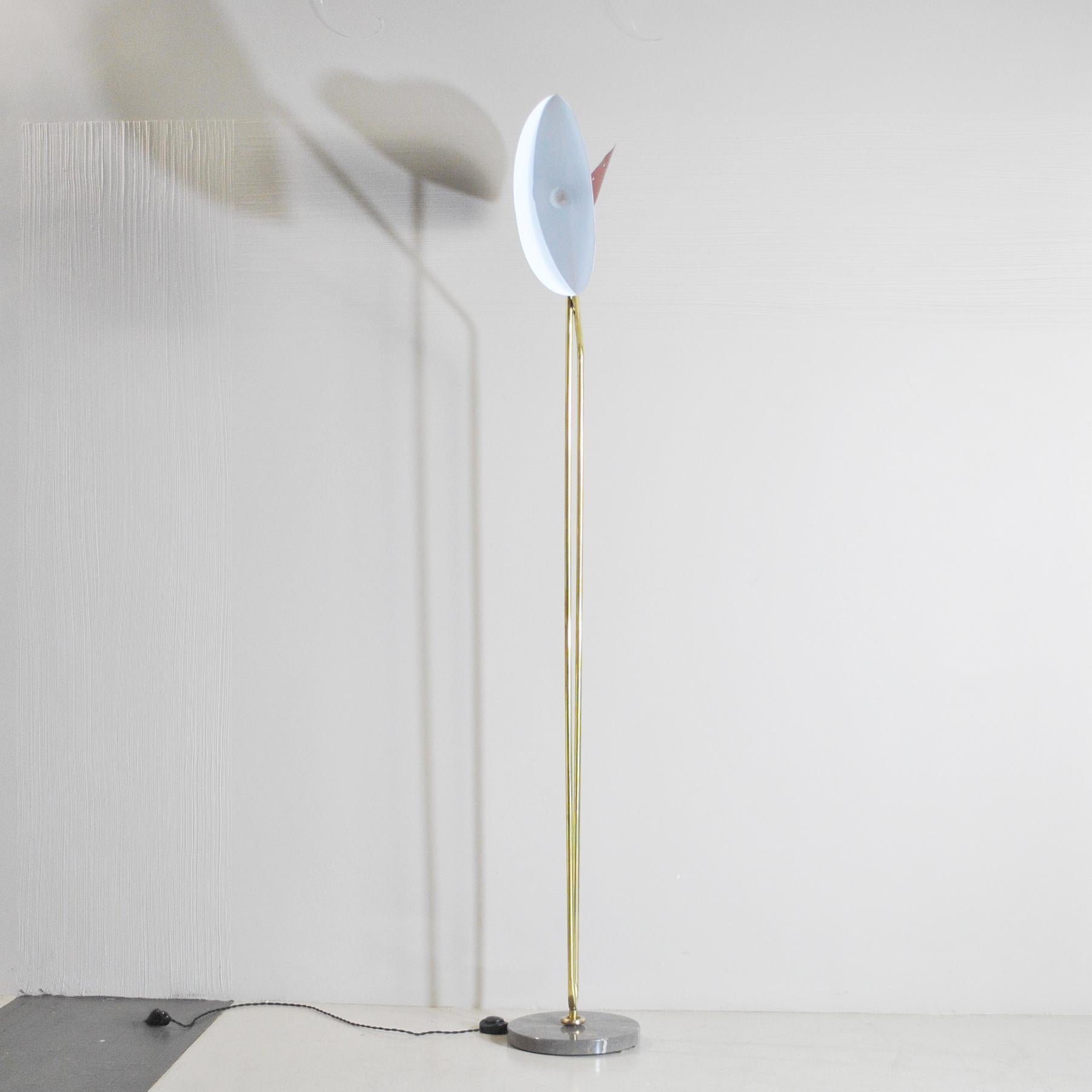 Stehlampe aus Messing mit Marmorsockel von Cellule Creative Studio im Angebot 1