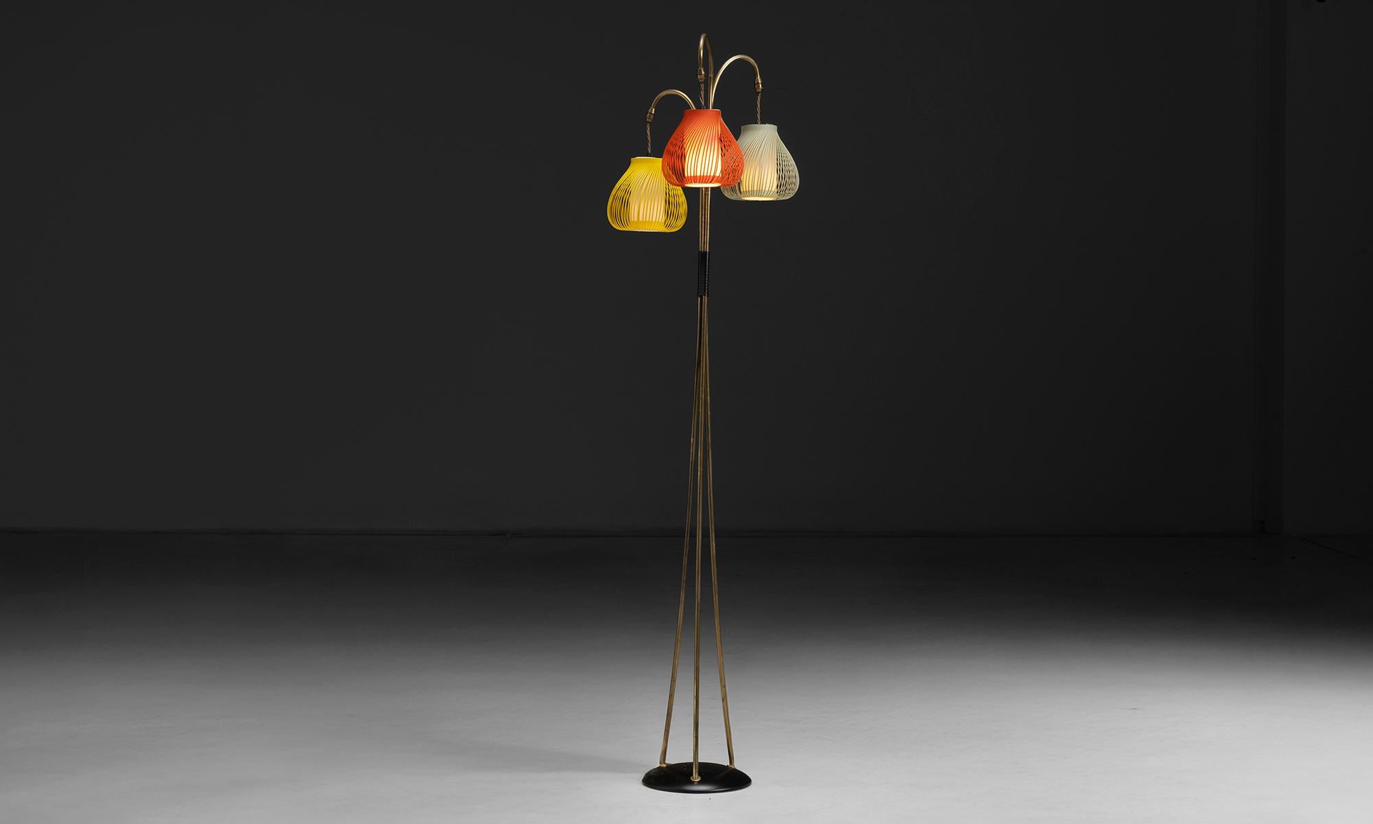 Italia, 1950
Lampada da terra in ottone e nero verniciato con paralumi ventilati multicolore.
13,5 