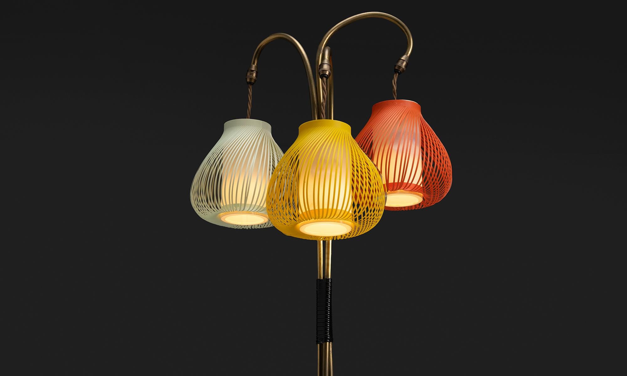 Italiano Lampada da terra in ottone con paralumi multicolore, Italia, circa 1950 in vendita