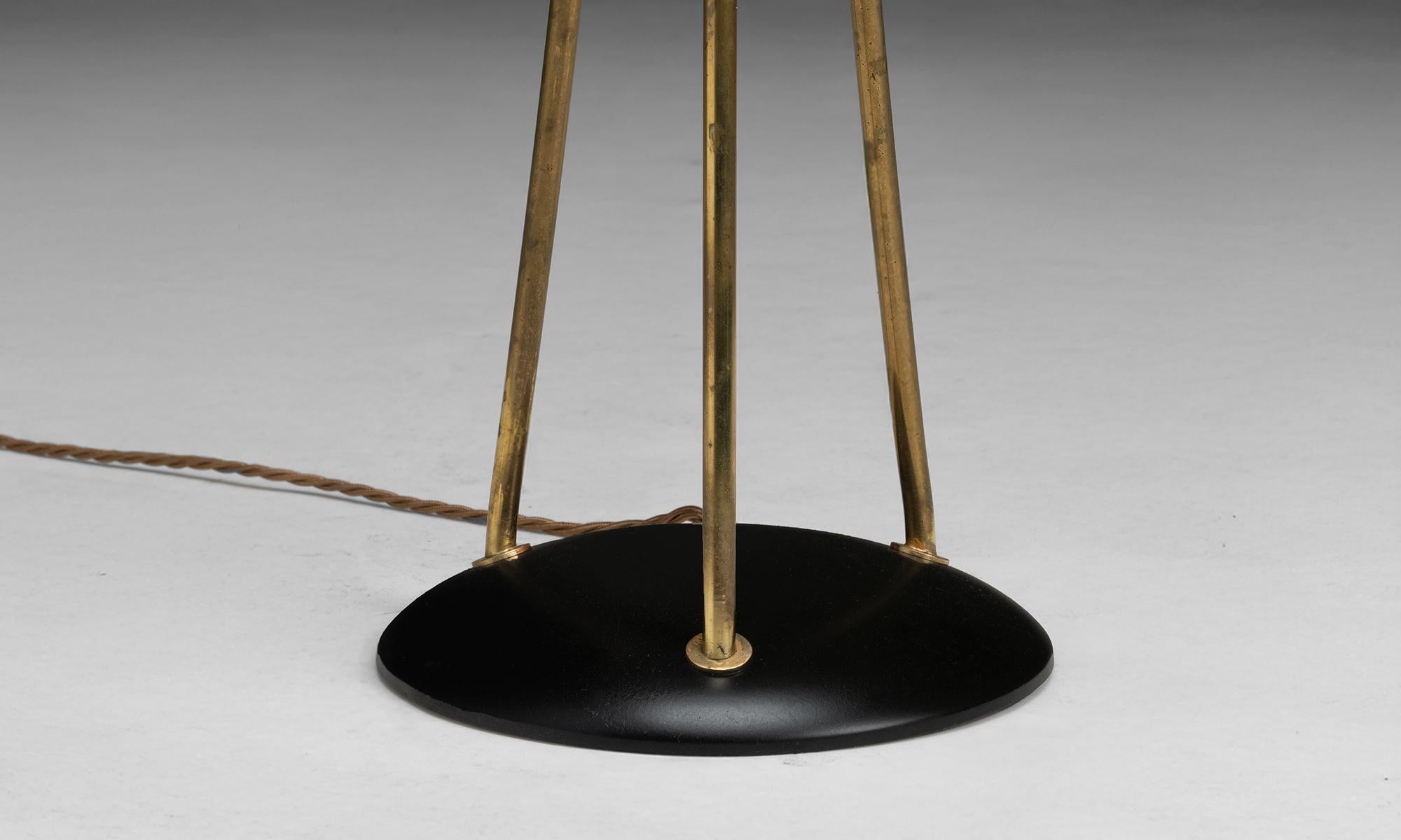Lampada da terra in ottone con paralumi multicolore, Italia, circa 1950 In condizioni buone in vendita a Culver City, CA