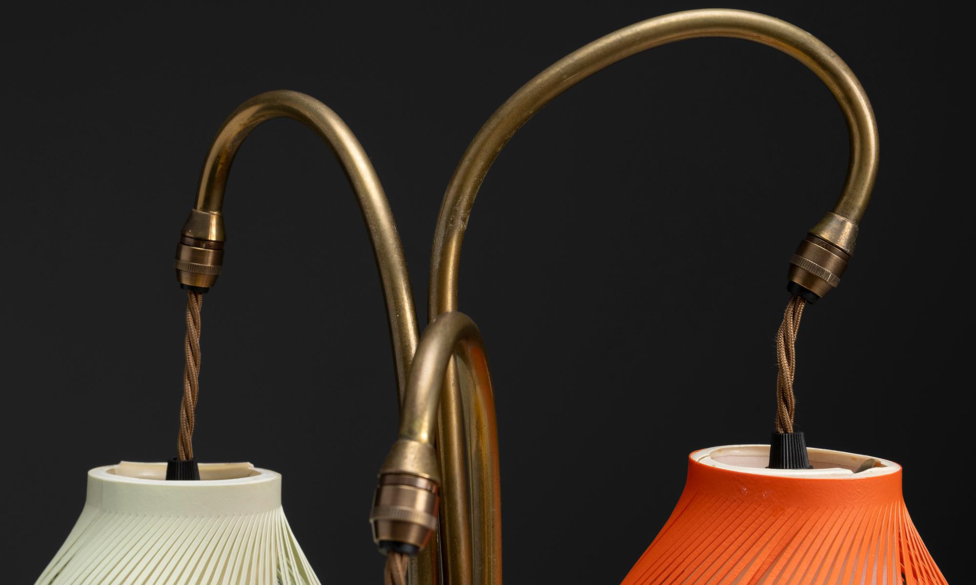 Metà XX secolo Lampada da terra in ottone con paralumi multicolore, Italia, circa 1950 in vendita