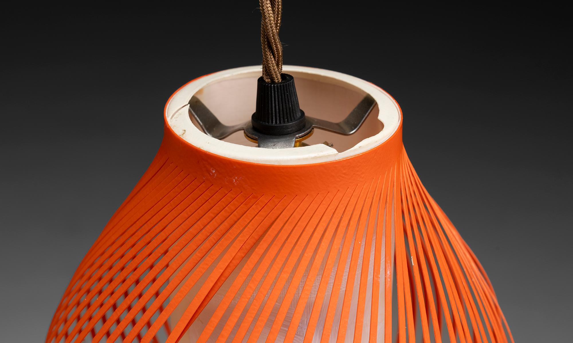 Lampada da terra in ottone con paralumi multicolore, Italia, circa 1950 in vendita 1