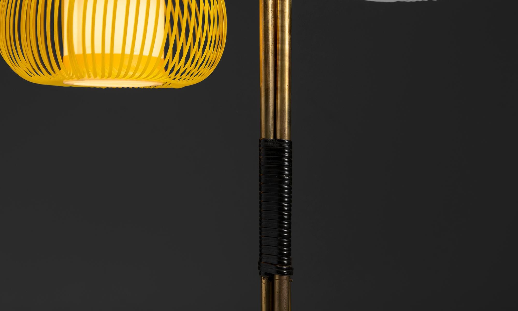 Lampada da terra in ottone con paralumi multicolore, Italia, circa 1950 in vendita 2