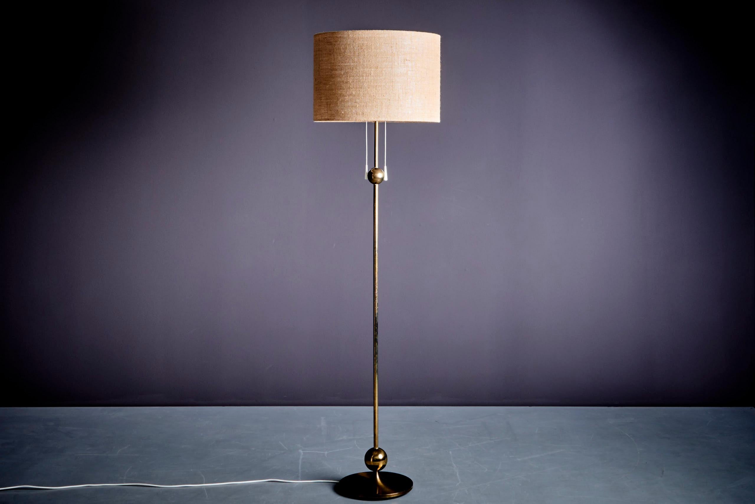 Esta lámpara de pie está fabricada en latón redondo, hilado, torneado y extruido, y ofrece un elegante estilo de mediados de siglo que complementa varios tipos de decoración. Se vende sin pantalla, lo que te da la opción de elegir una que se adapte