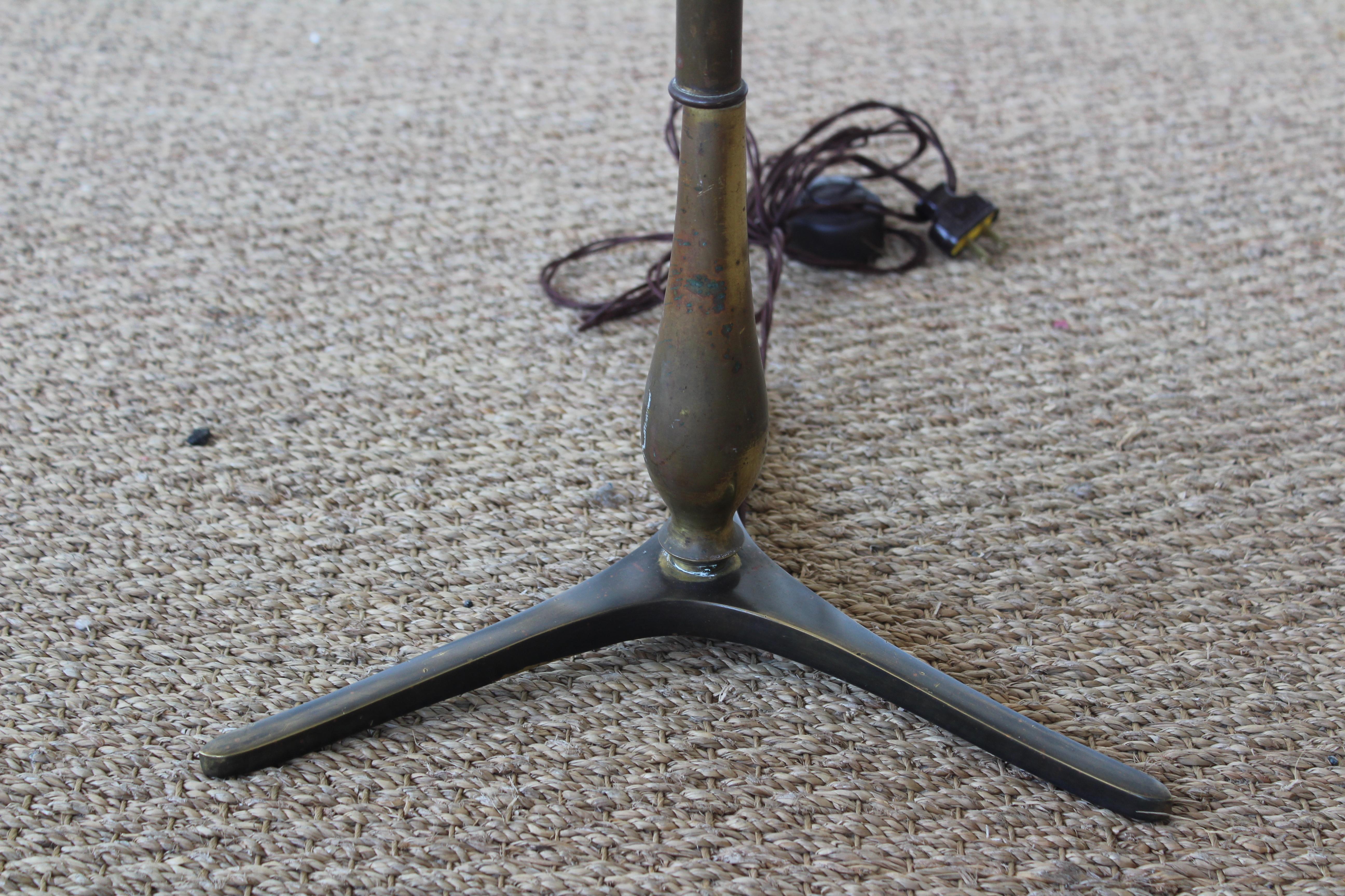 französische Stehlampe mit drei Füßen aus den 1950er Jahren. Stiel aus Messing mit Patina. Neu verkabelt und mit einem maßgeschneiderten Seidenschirm ausgestattet. Maße: 62