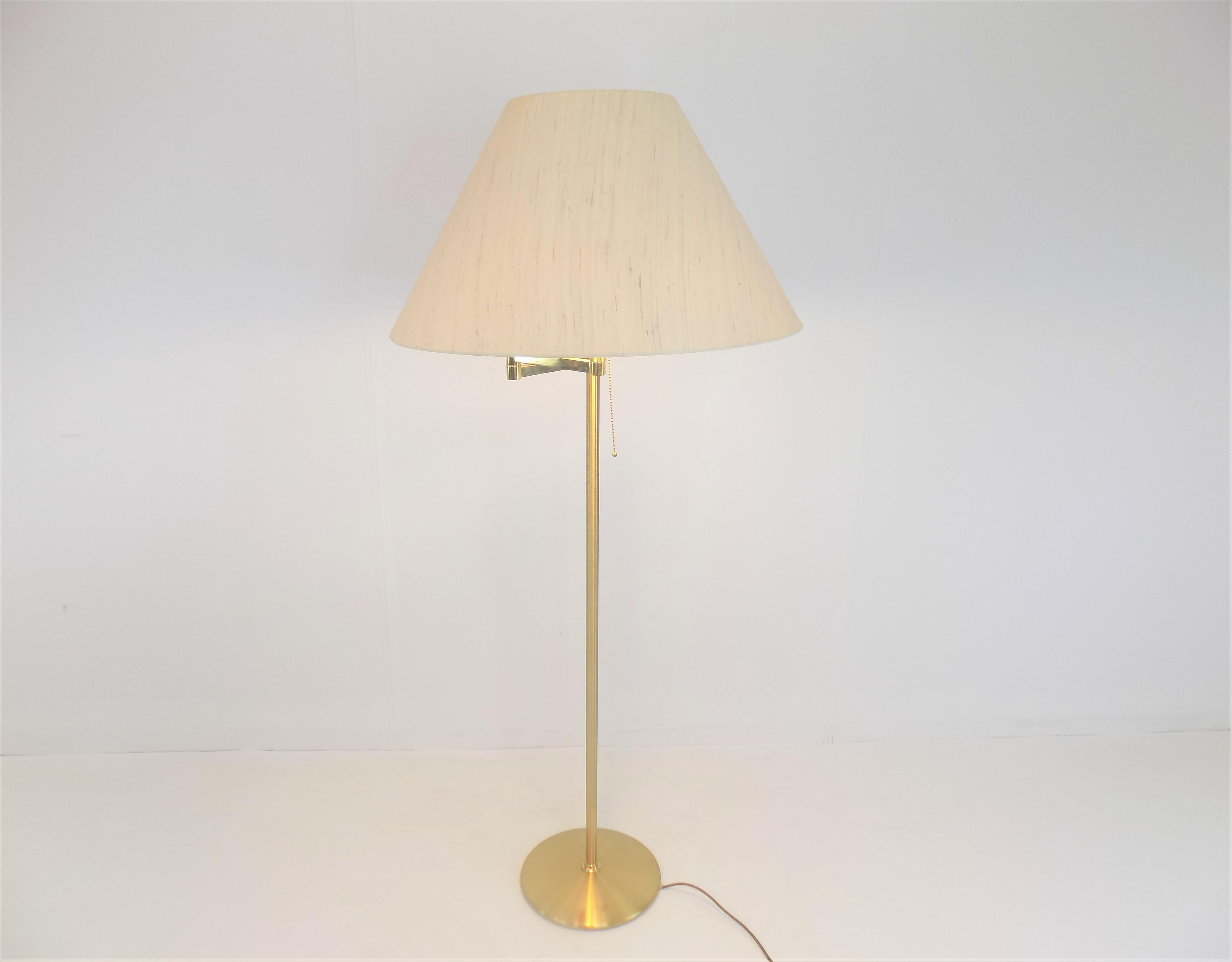 Brass Floor Lamp with Swivel Arm Mid-Century Modern For Sale 5