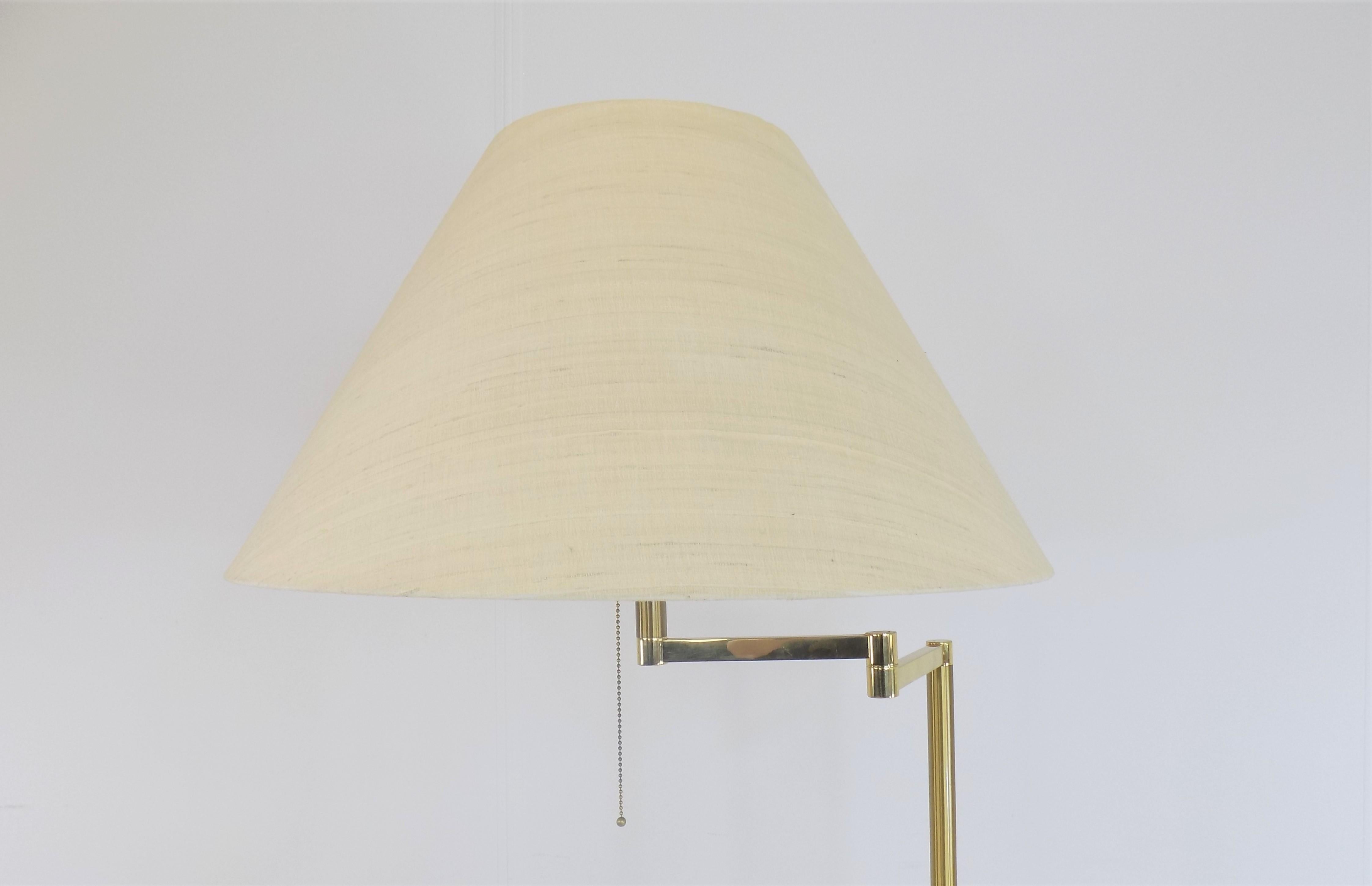 Brass Floor Lamp with Swivel Arm Mid-Century Modern In Good Condition For Sale In Ludwigslust, DE