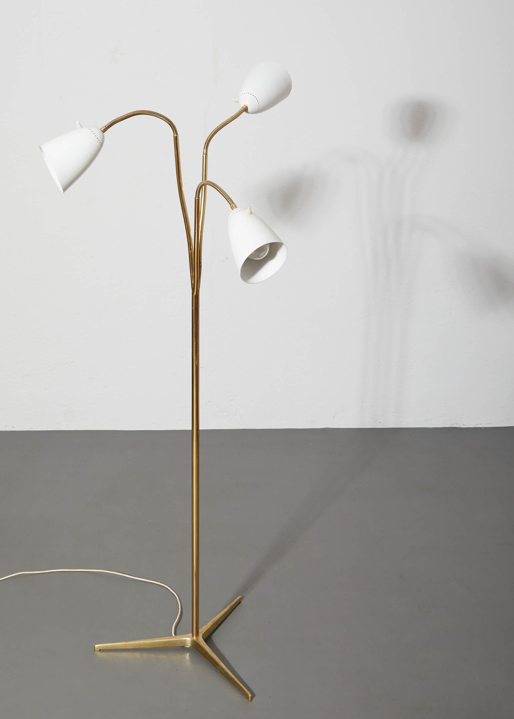 Beautiful floor lamp with three flexible arms attributed to Italian lighting manufacturer Oluce around 1950.

High-quality execution of the brass stem which branches out like delicate filigrane branches of a tree.

The lamp has three light