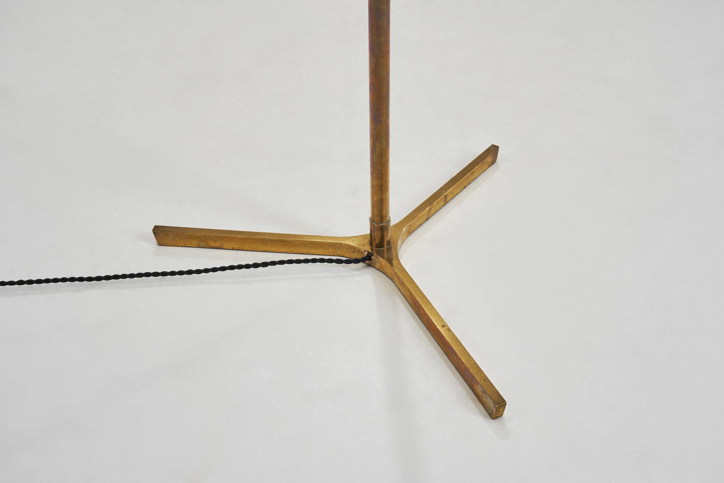 Lampadaire en laiton avec base tripode, Danemark, vers 1950 en vente 9