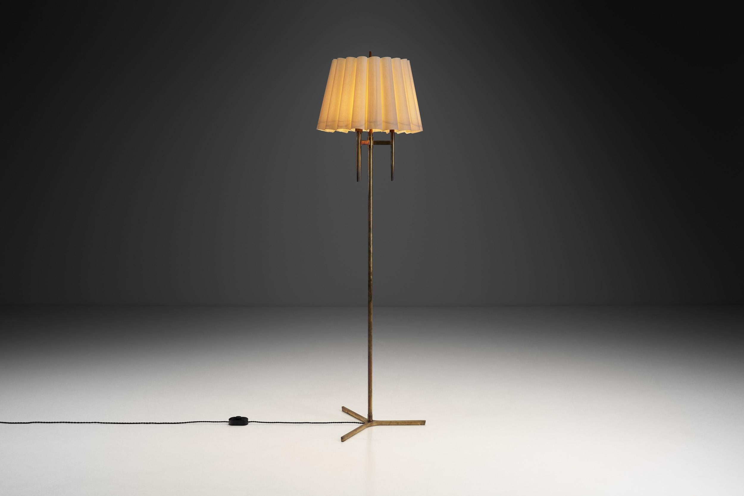 Le Danish Modern est une époque qui a défini un chapitre essentiel de l'histoire du design. Le Danemark a été placé sur la carte du monde pour son artisanat révolutionnaire et ses meubles modernes du milieu du siècle. Ce lampadaire présente certains