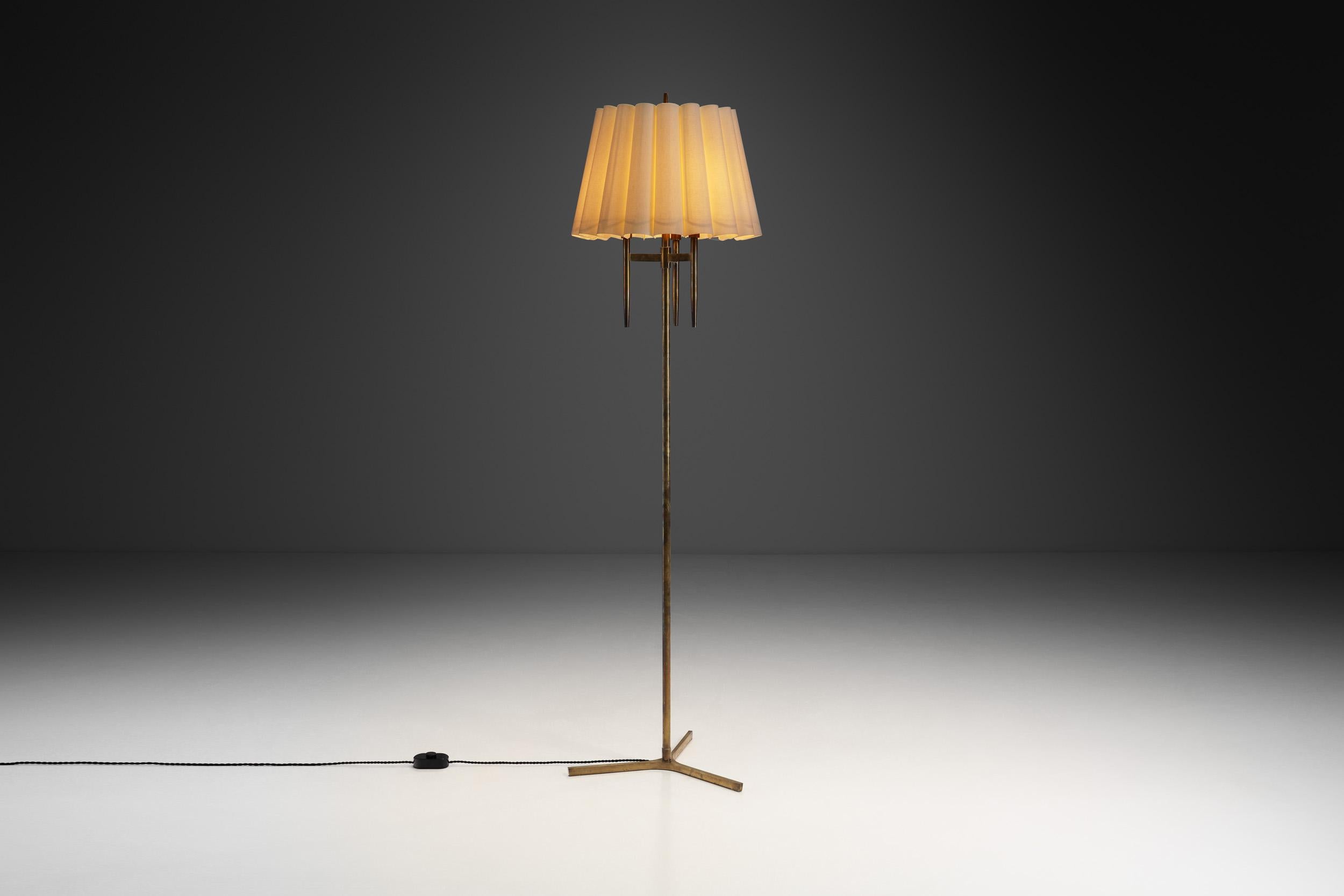 Danois Lampadaire en laiton avec base tripode, Danemark, vers 1950 en vente