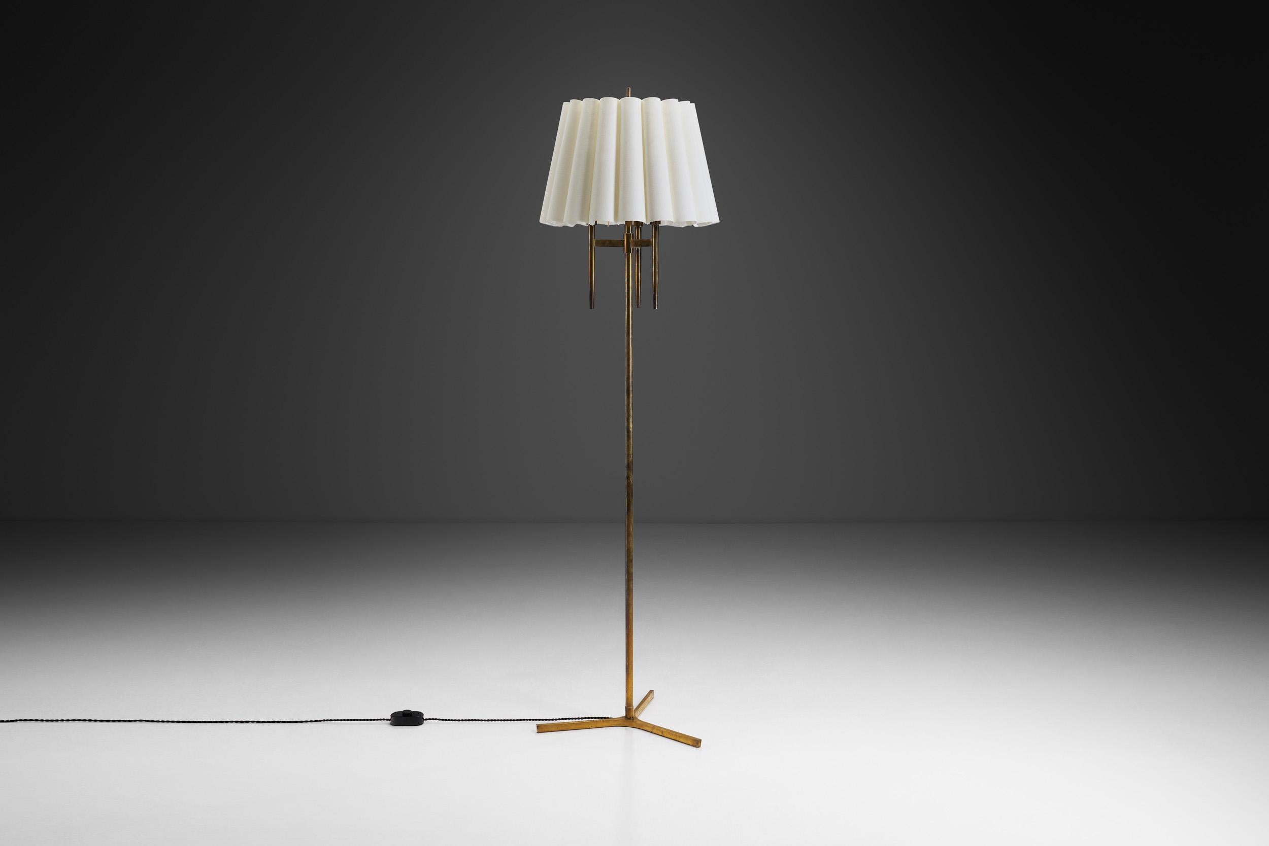 Lampadaire en laiton avec base tripode, Danemark, vers 1950 Bon état - En vente à Utrecht, NL