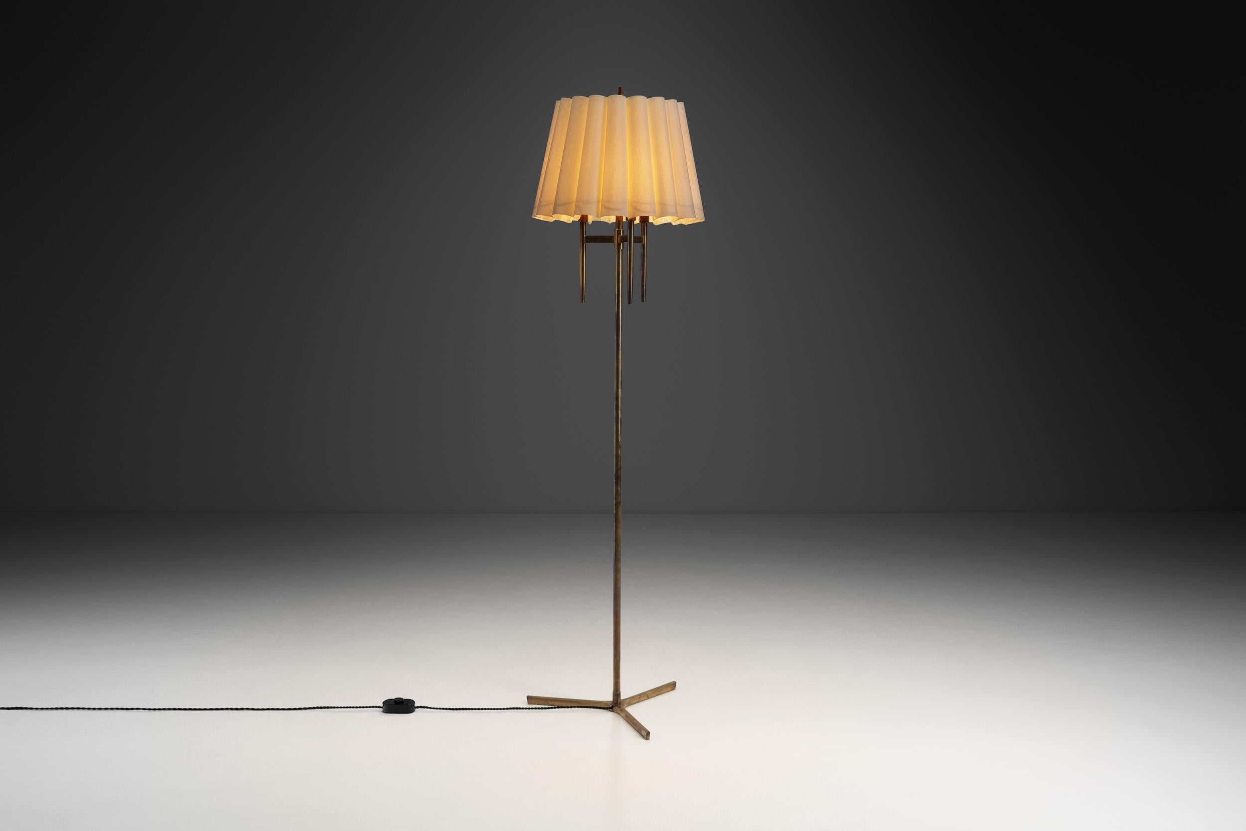 Milieu du XXe siècle Lampadaire en laiton avec base tripode, Danemark, vers 1950 en vente
