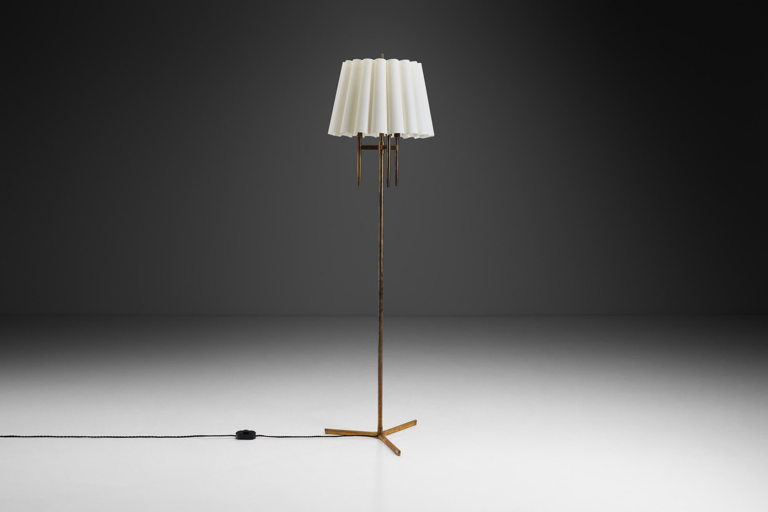 Laiton Lampadaire en laiton avec base tripode, Danemark, vers 1950 en vente
