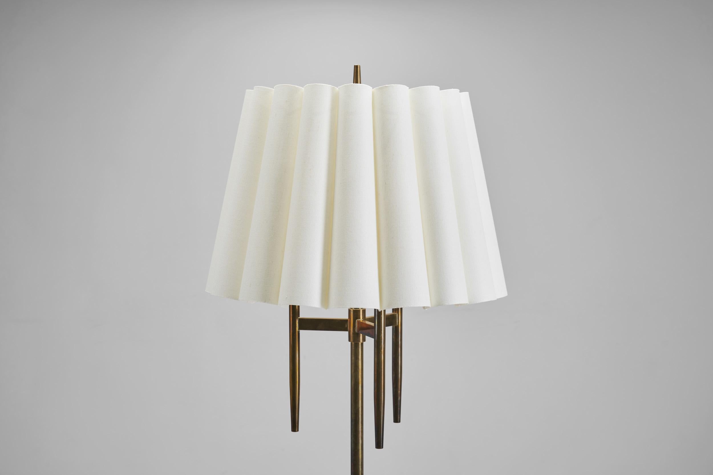 Lampadaire en laiton avec base tripode, Danemark, vers 1950 en vente 1