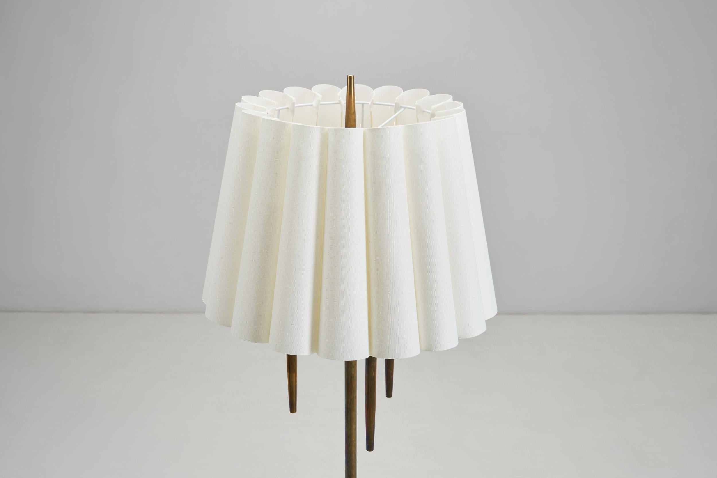 Lampadaire en laiton avec base tripode, Danemark, vers 1950 en vente 2