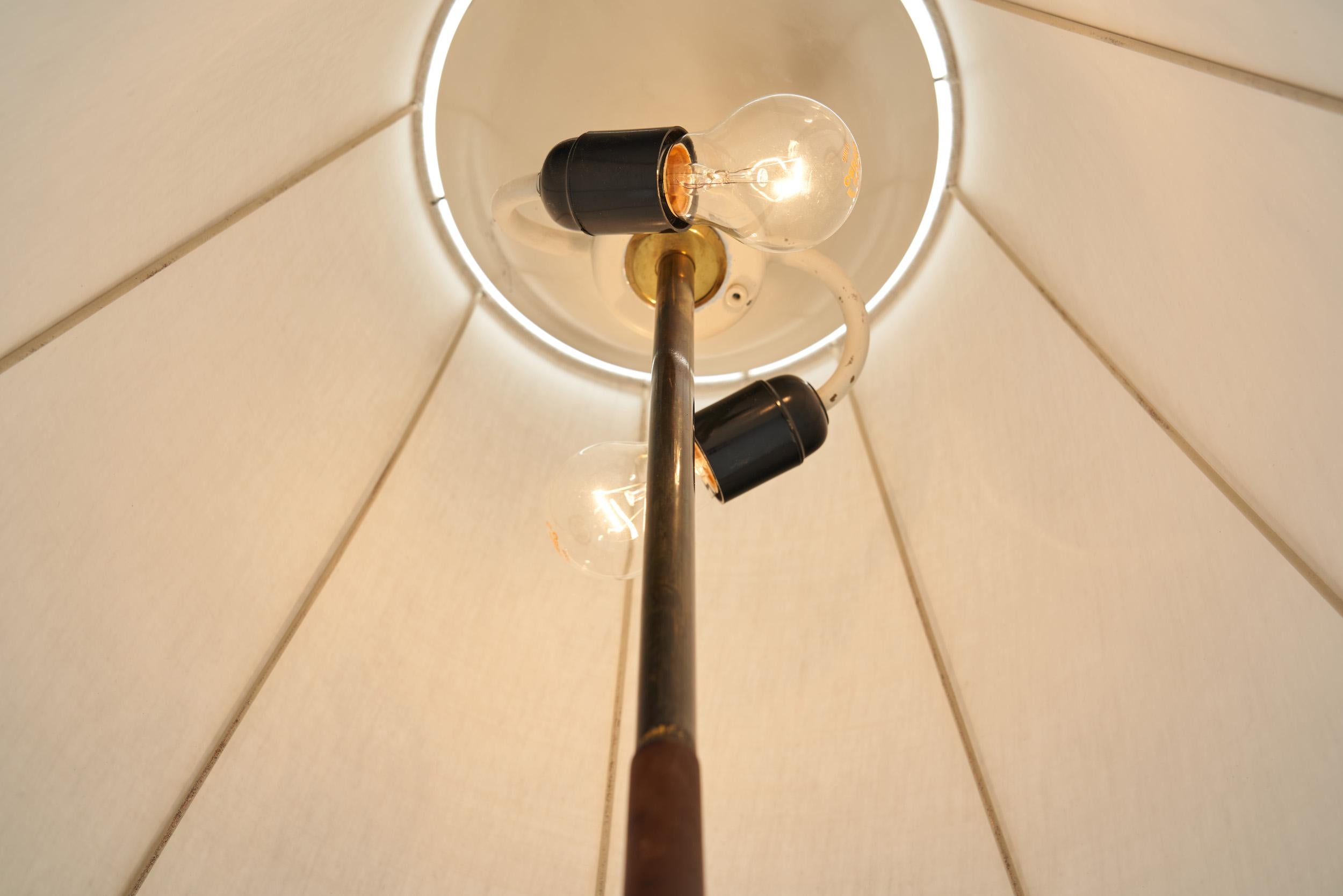 Lampadaire en laiton avec base tripode, Europe, vers 1950 en vente 3