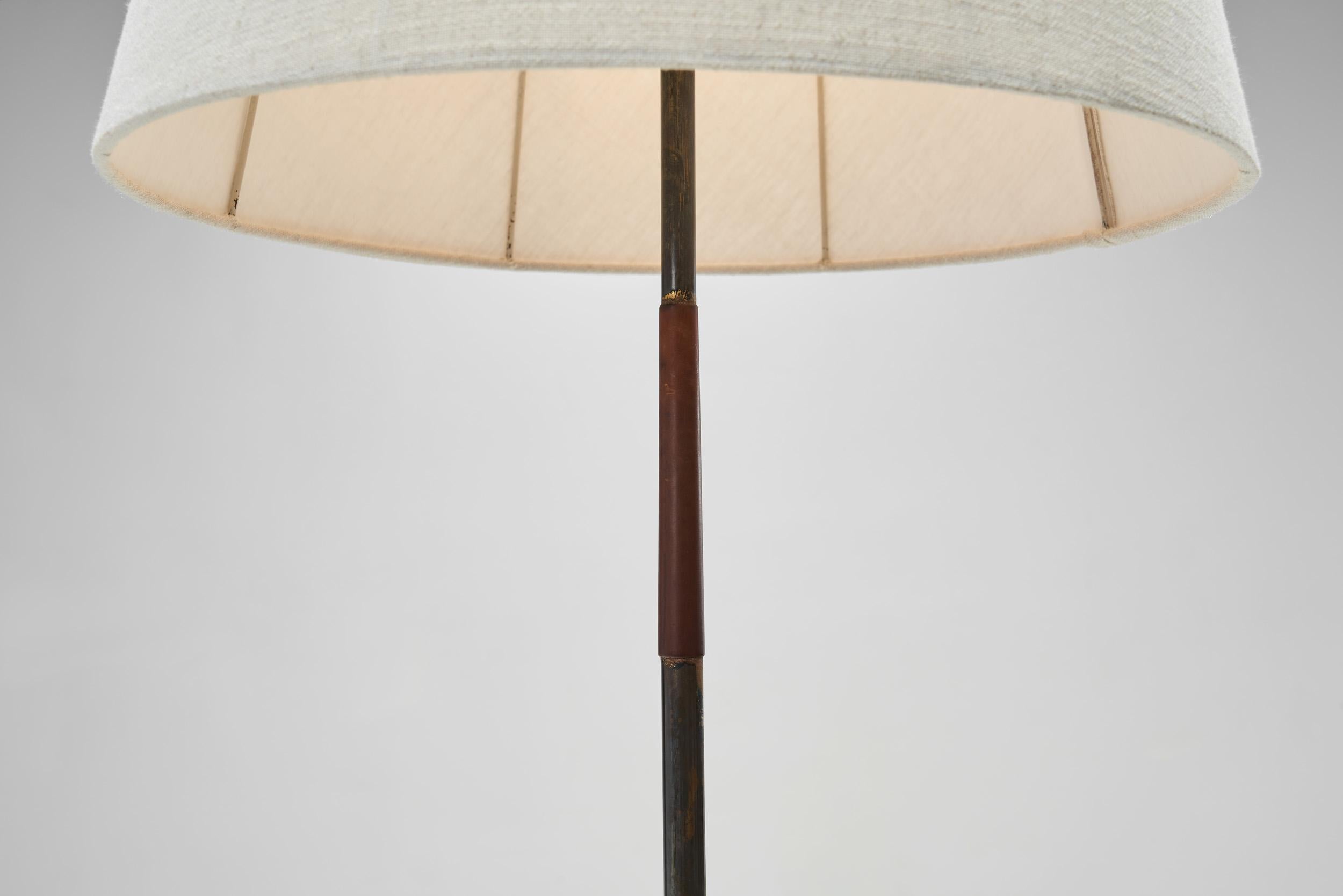 Lampadaire en laiton avec base tripode, Europe, vers 1950 en vente 5