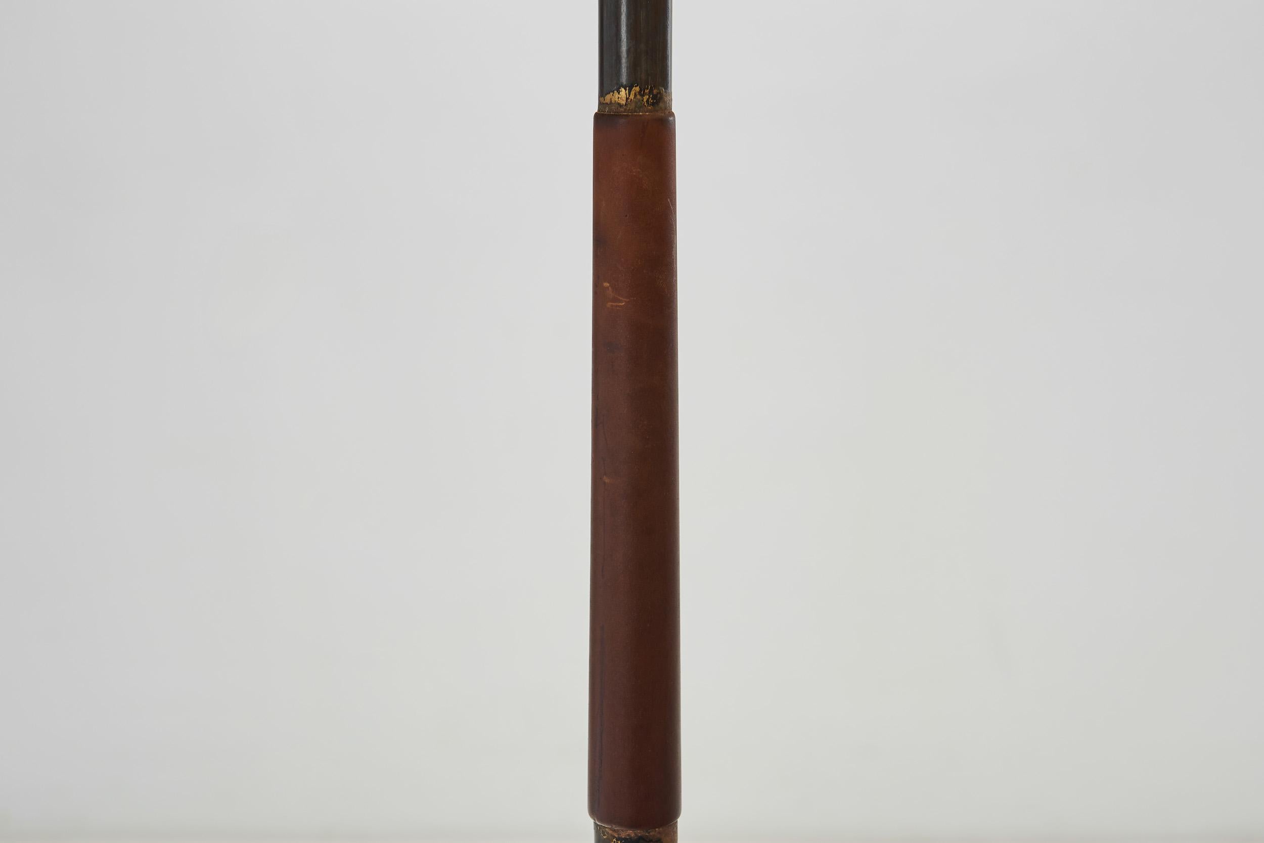 Lampadaire en laiton avec base tripode, Europe, vers 1950 en vente 7