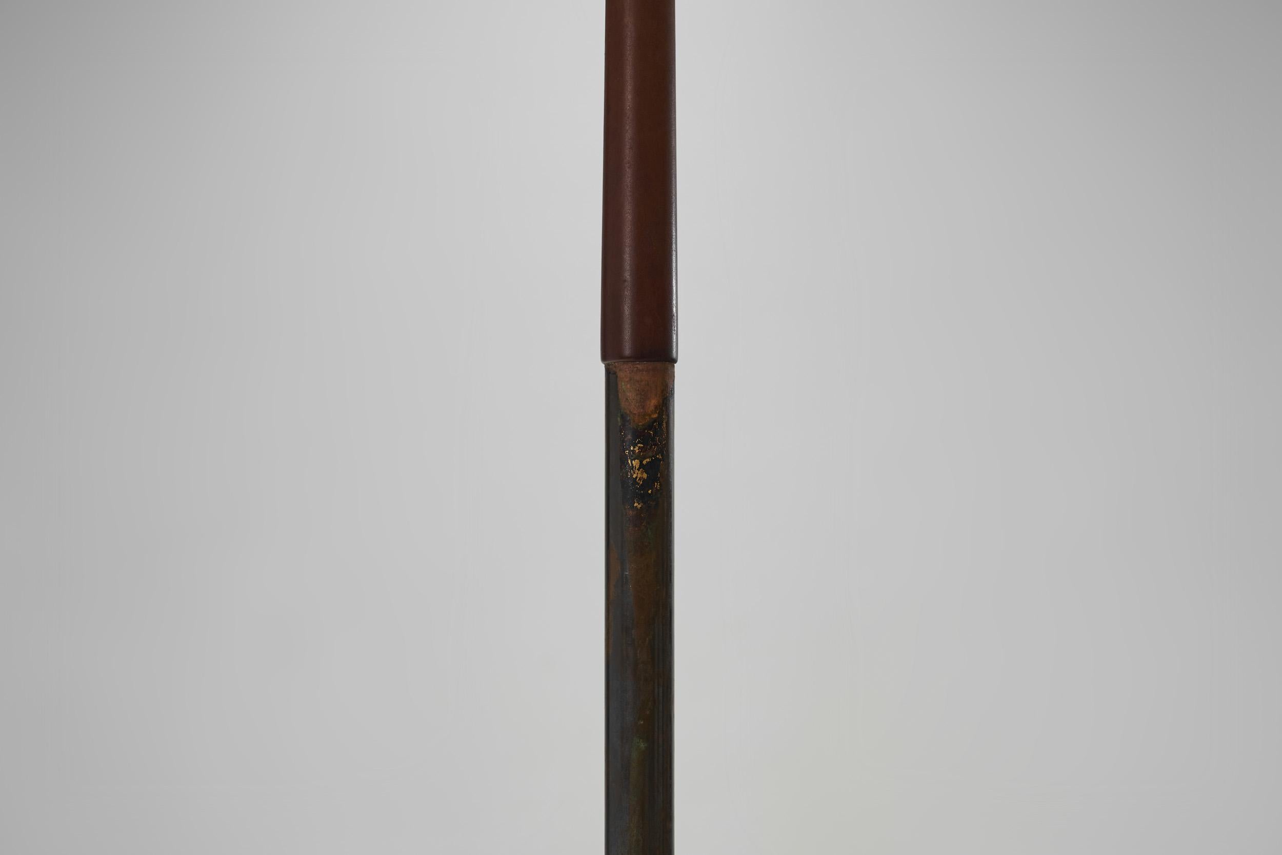 Lampadaire en laiton avec base tripode, Europe, vers 1950 en vente 8