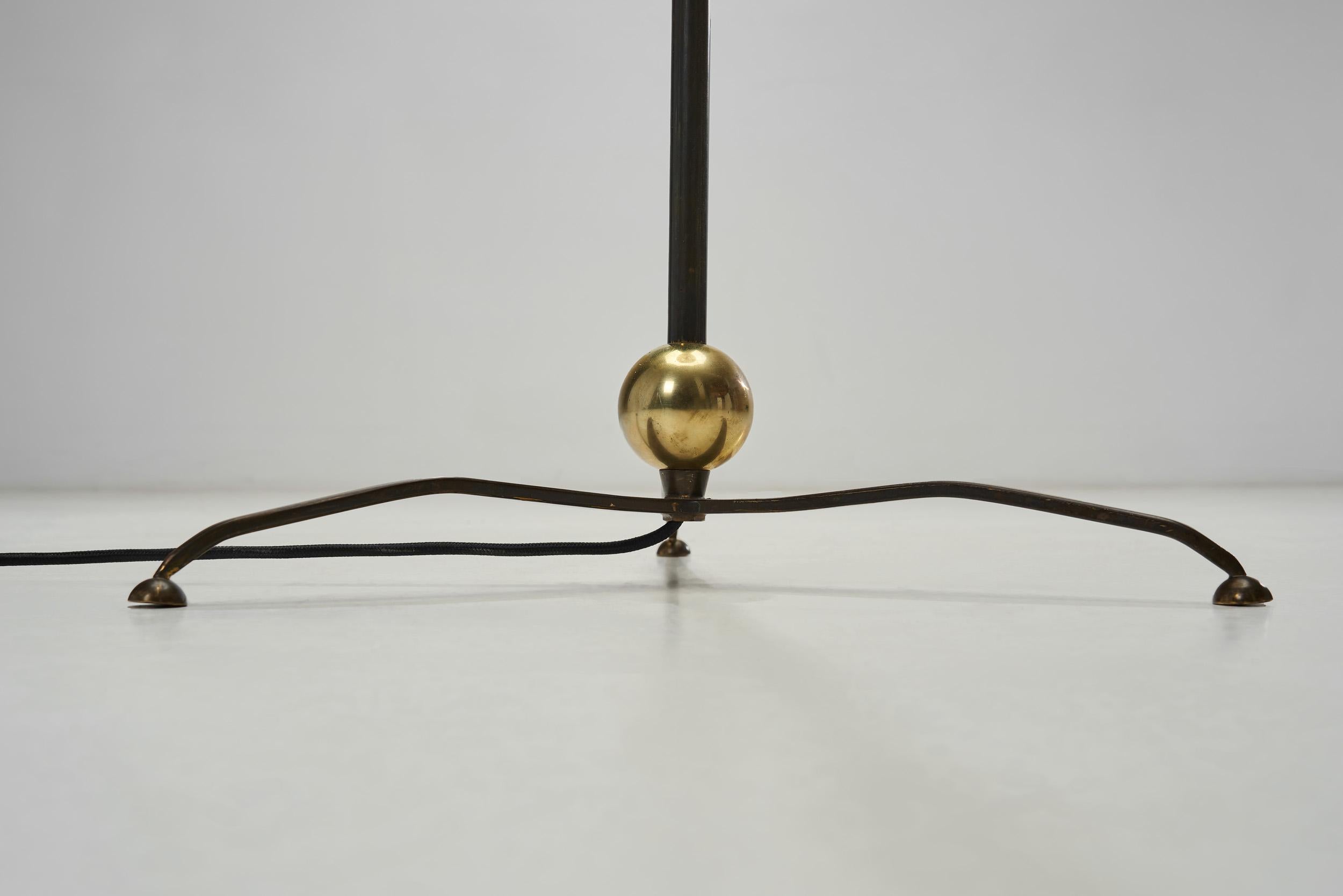 Lampadaire en laiton avec base tripode, Europe, vers 1950 en vente 11