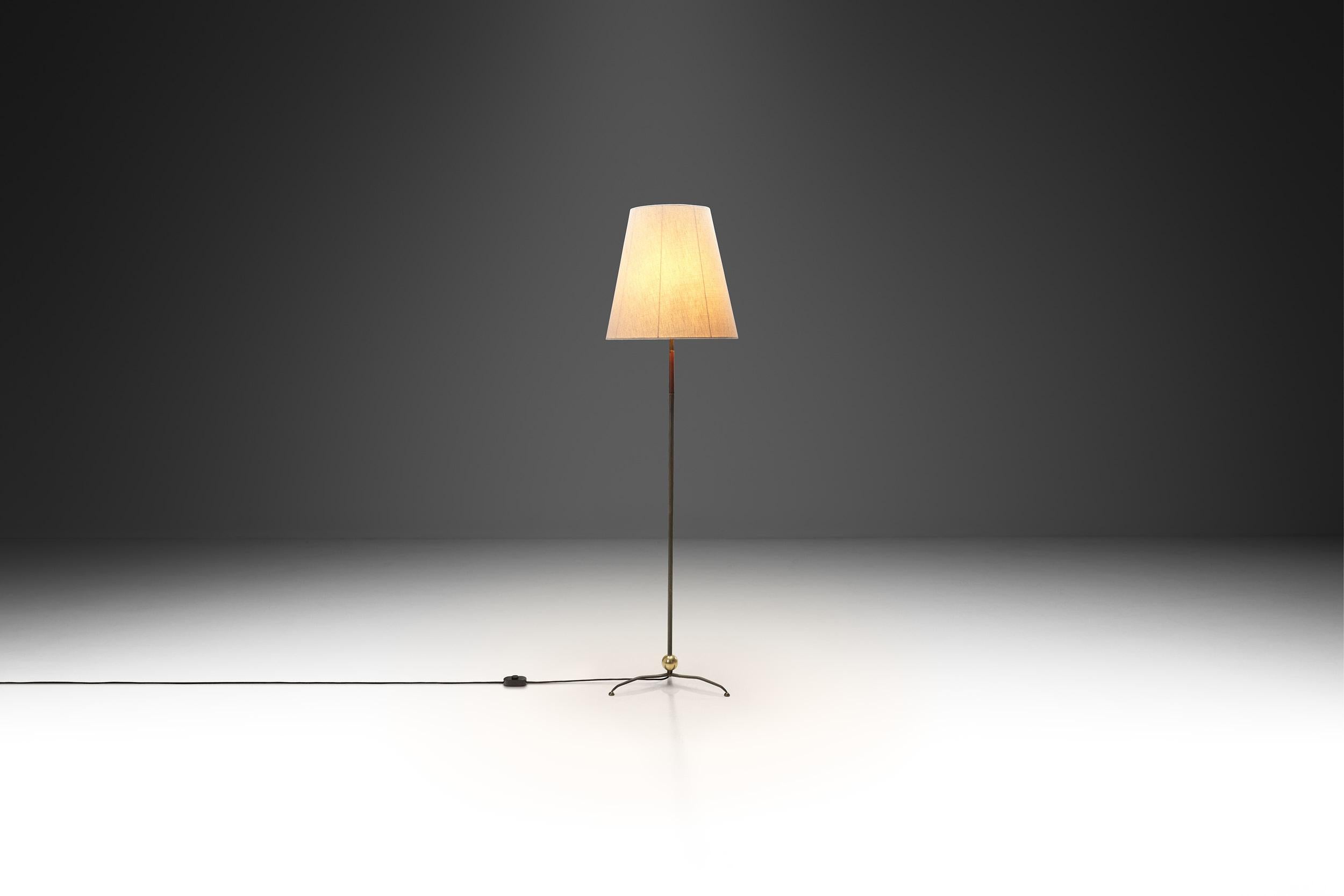 Cet élégant lampadaire européen du milieu du siècle dégage une sophistication intemporelle, mêlant des lignes épurées à des éléments de design subtils et fonctionnels.

Sa tige métallique fine et droite crée une silhouette élégante et minimaliste