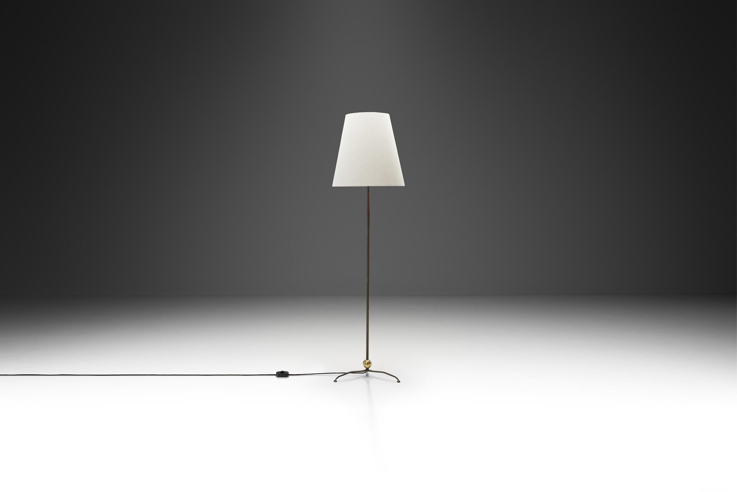 Mid-Century Modern Lampadaire en laiton avec base tripode, Europe, vers 1950 en vente